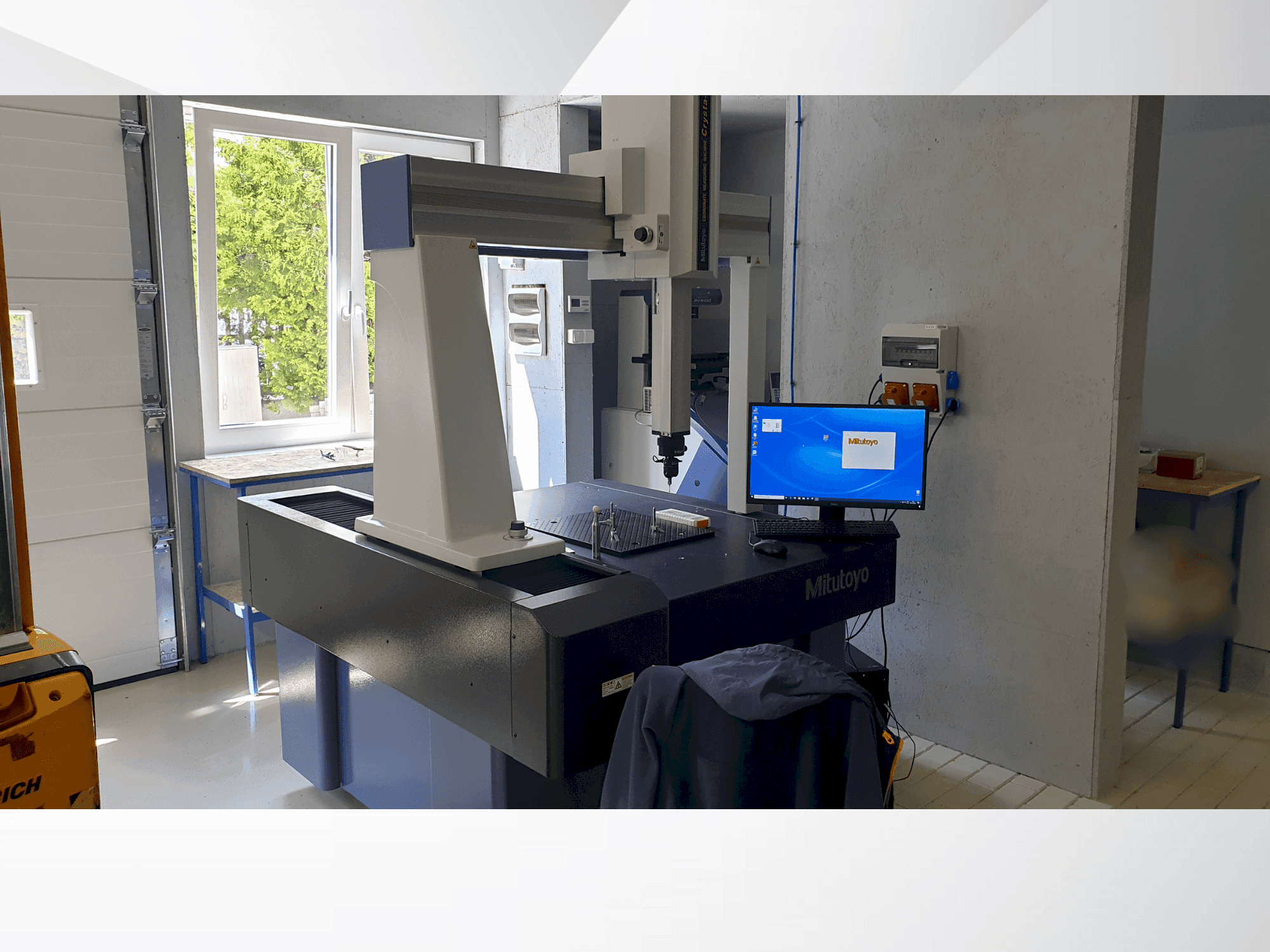 Front view of Mitutoyo MITUTOYO Crysta Plus M 776  machine