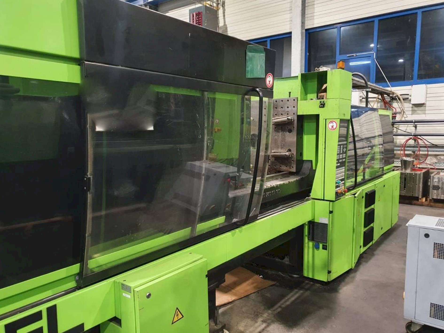 Front view of ENGEL Es 1350/250 Hl  machine