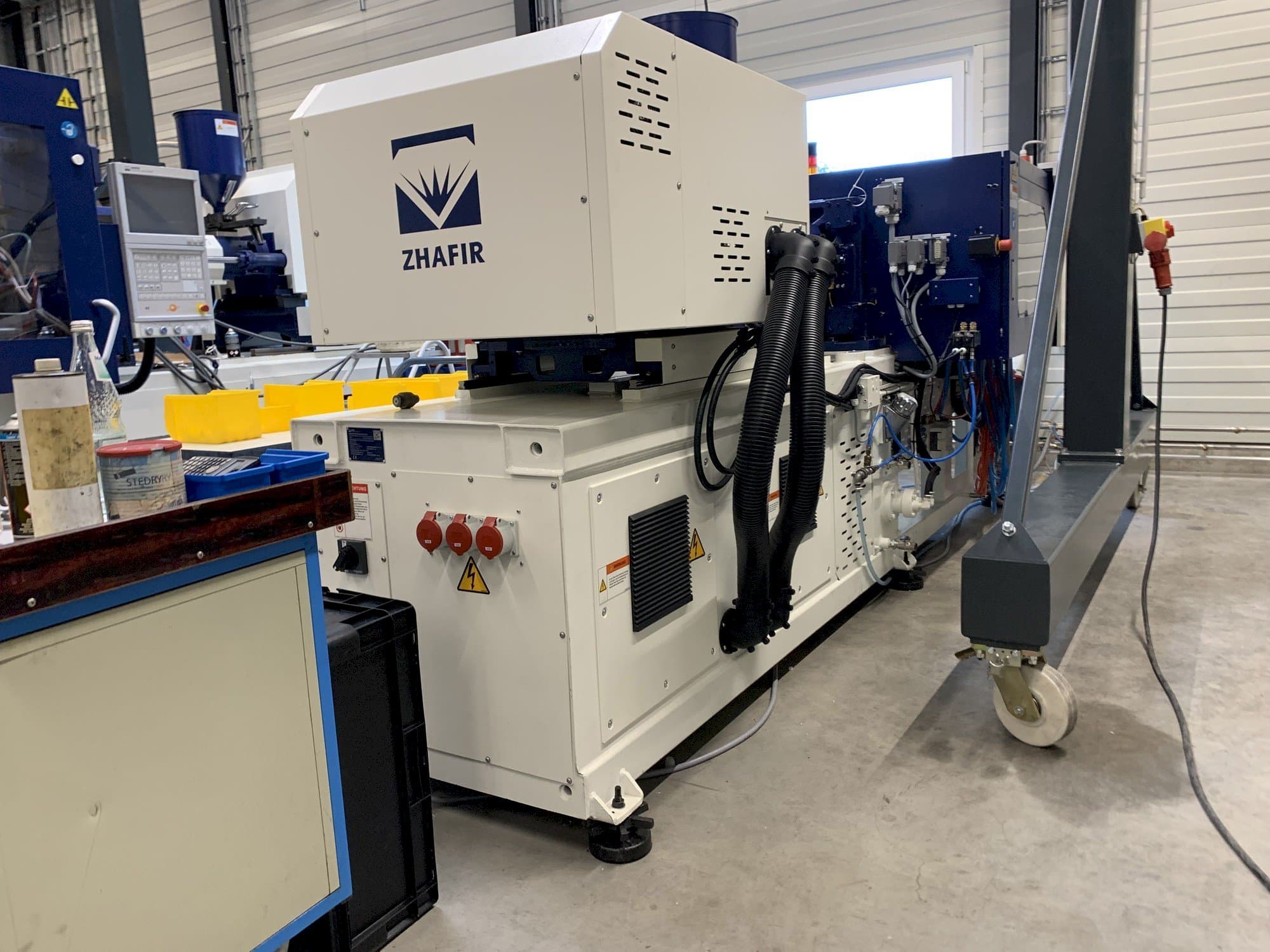 Left side view of ZHAFIR ZERES 600 Haitian  machine