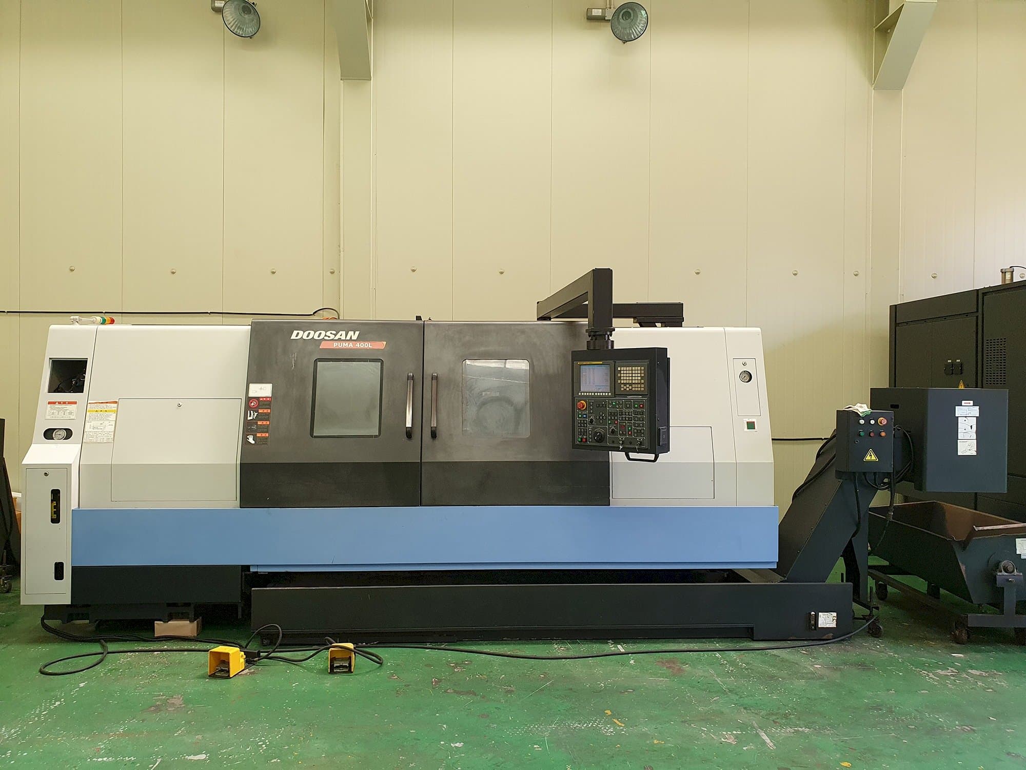 Front view of Doosan PUMA 400LB  machine