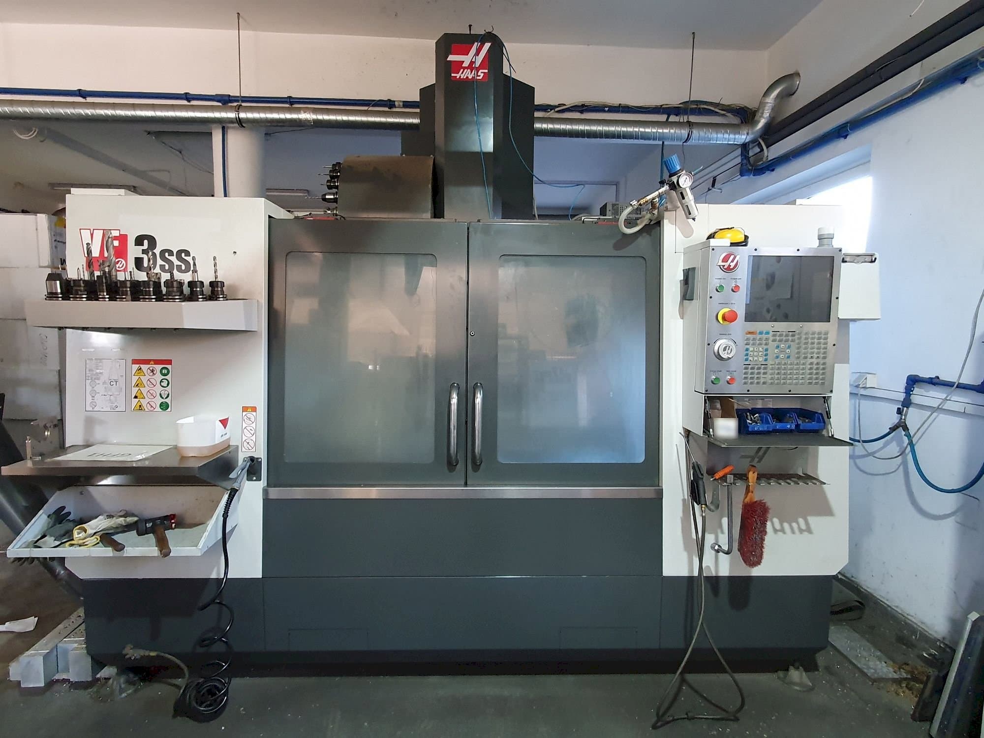 Front view of HAAS VF-3SS  machine