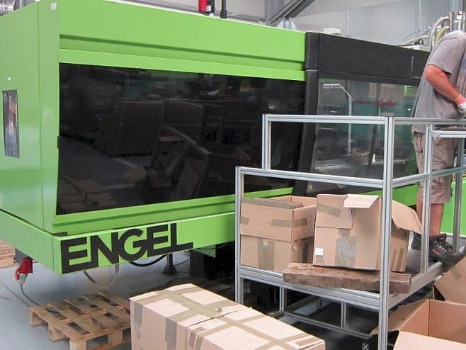 Front view of ENGEL ES 2050/300 HL-V  machine