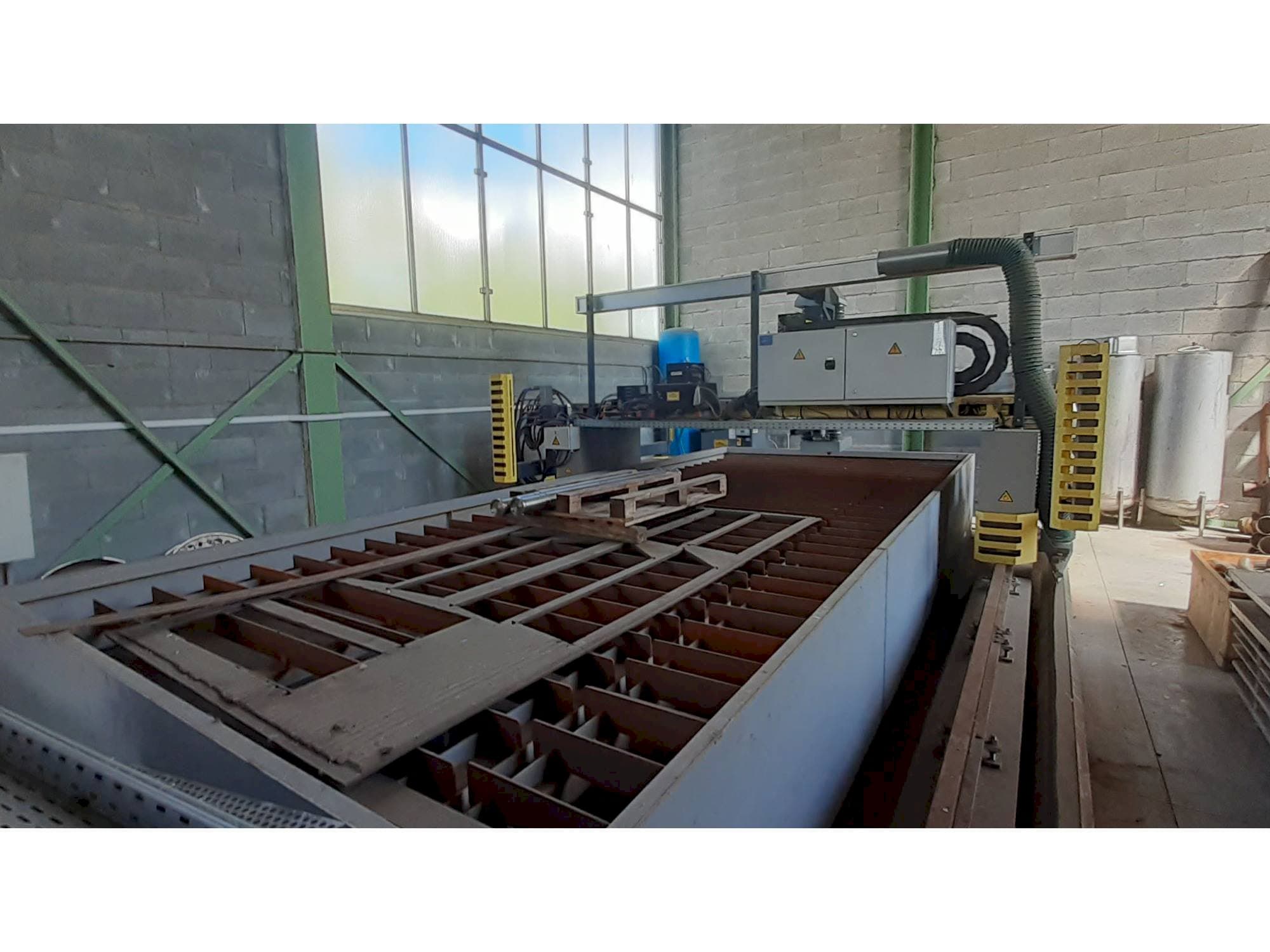 Left side view of ESAB Suprarex SXE-HD 3500  machine