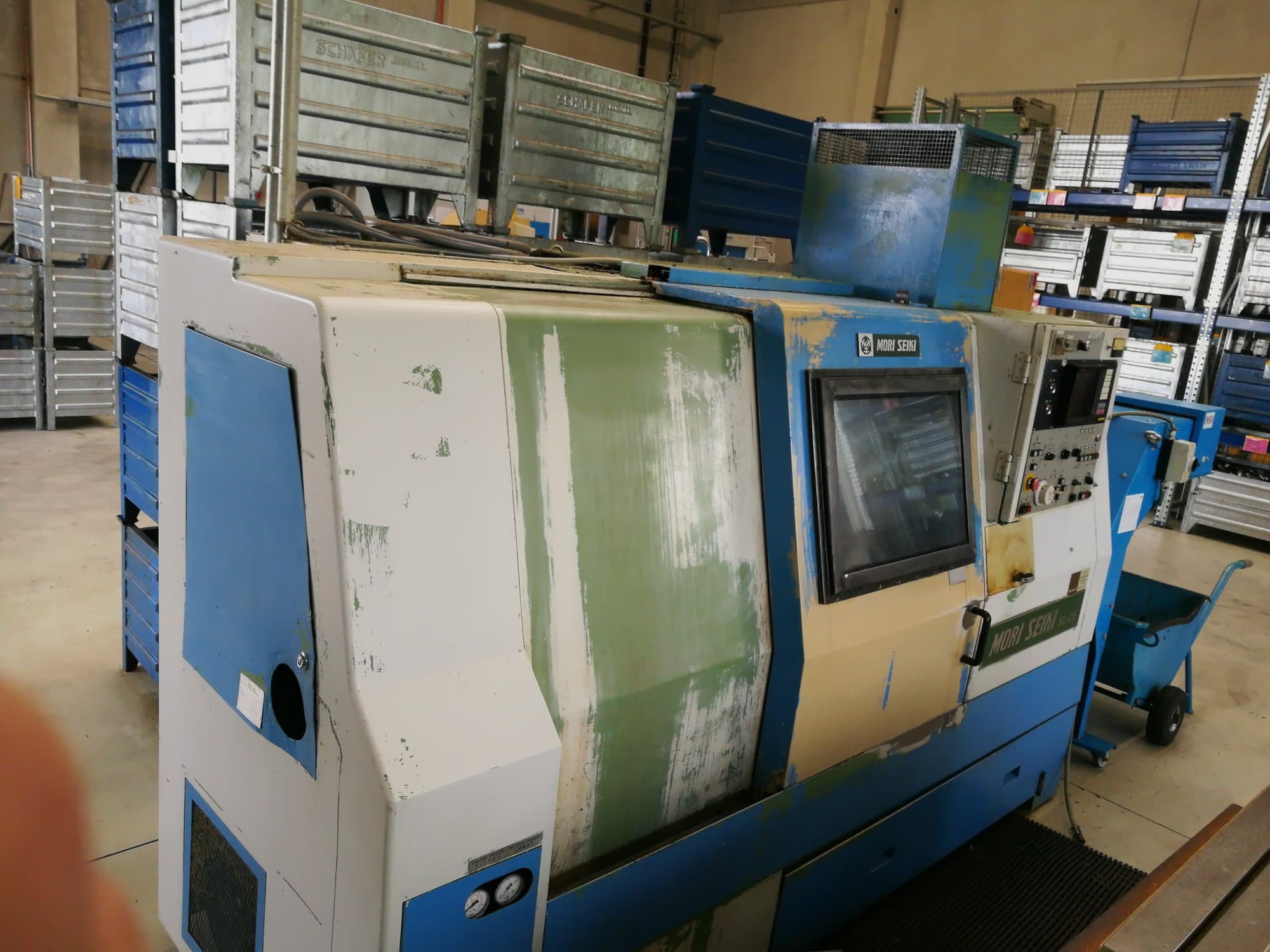 Left view of MORI SEIKI SL-25A/500 Machine