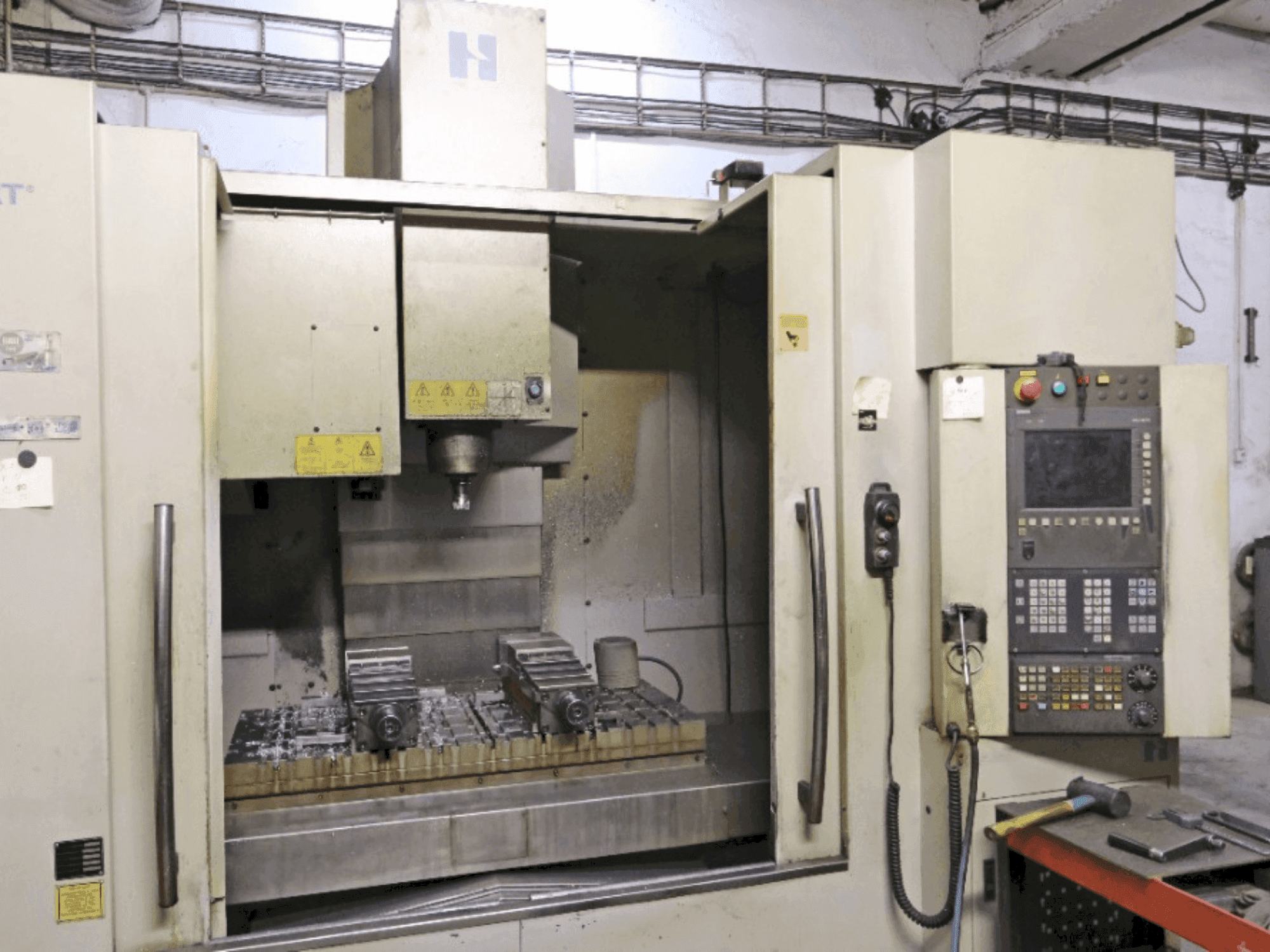 Front view of HARDINGE Bridgeport VMC 1000  machine