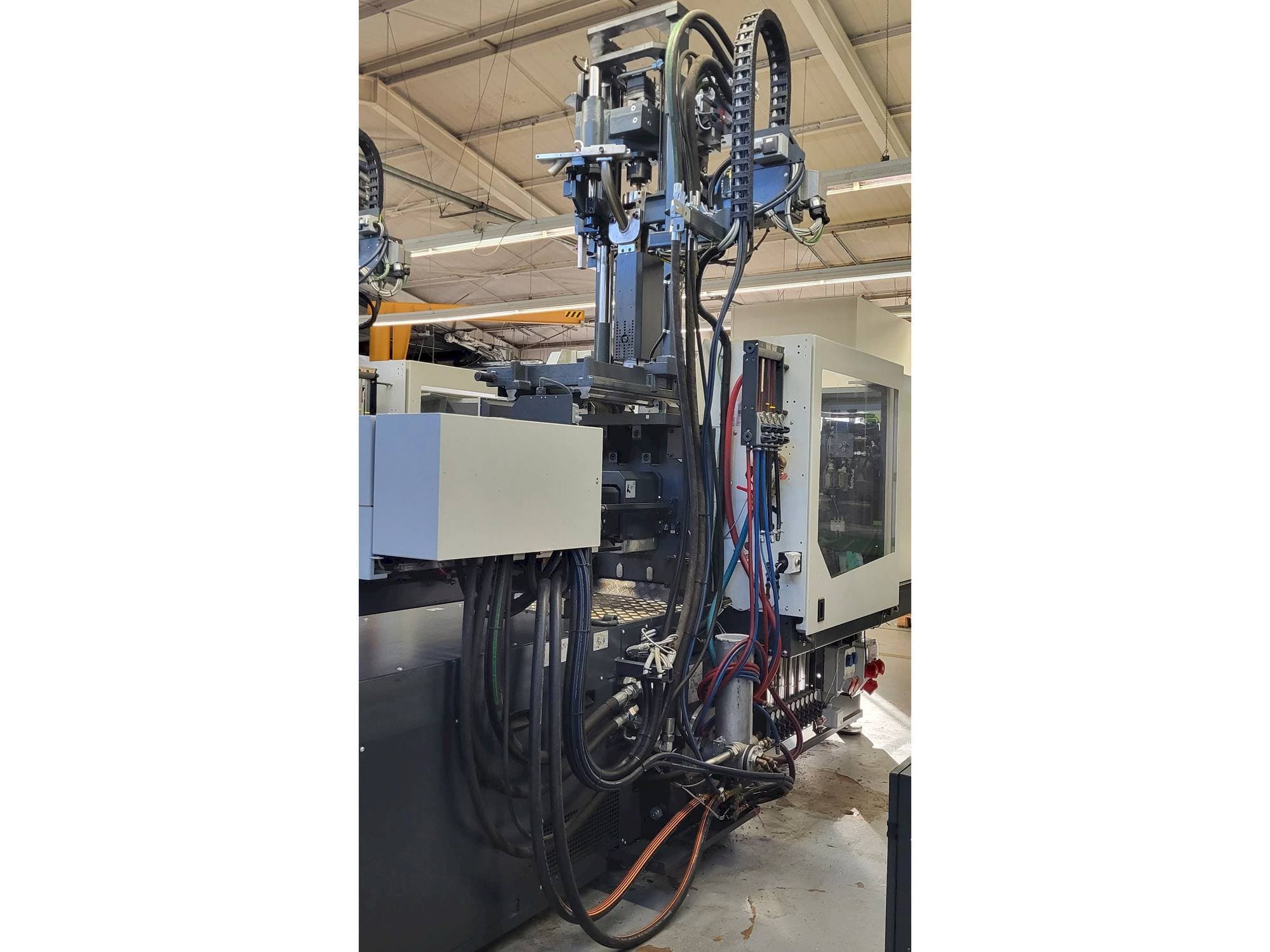 Left side view of Sumitomo SHI DEMAG Systec Multi 120/470-200h/80V  machine