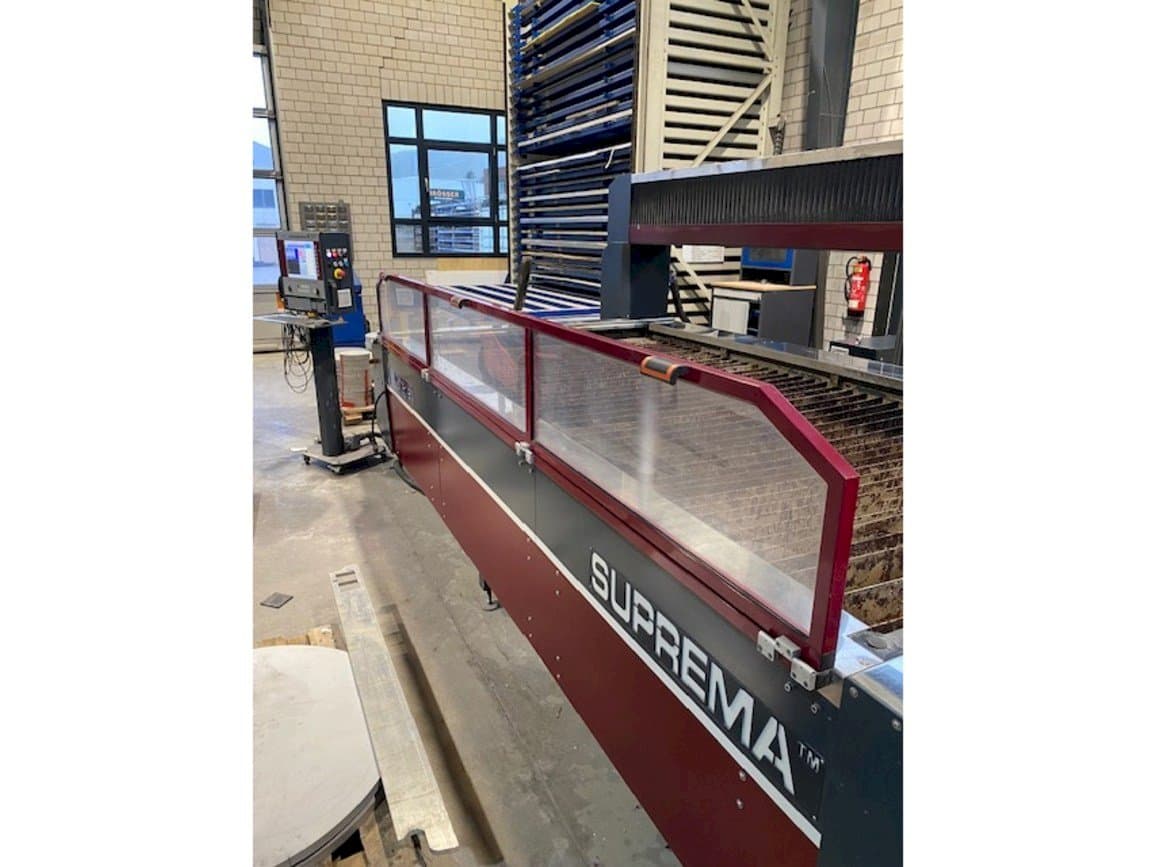 Front view of Waterjet Italy Suprem  machine