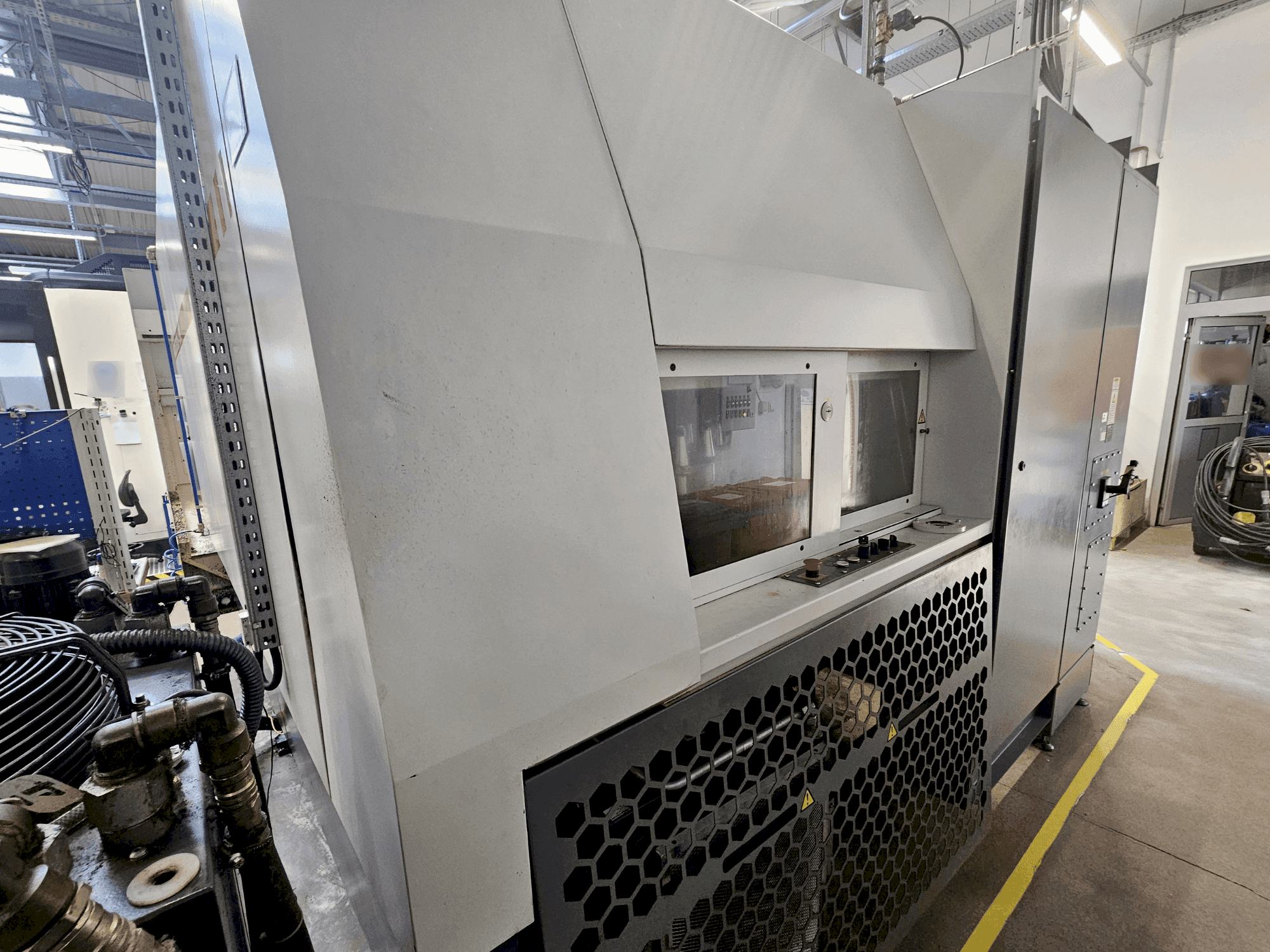 Side view of KOVOSVIT MAS MCU 630V-5X  machine