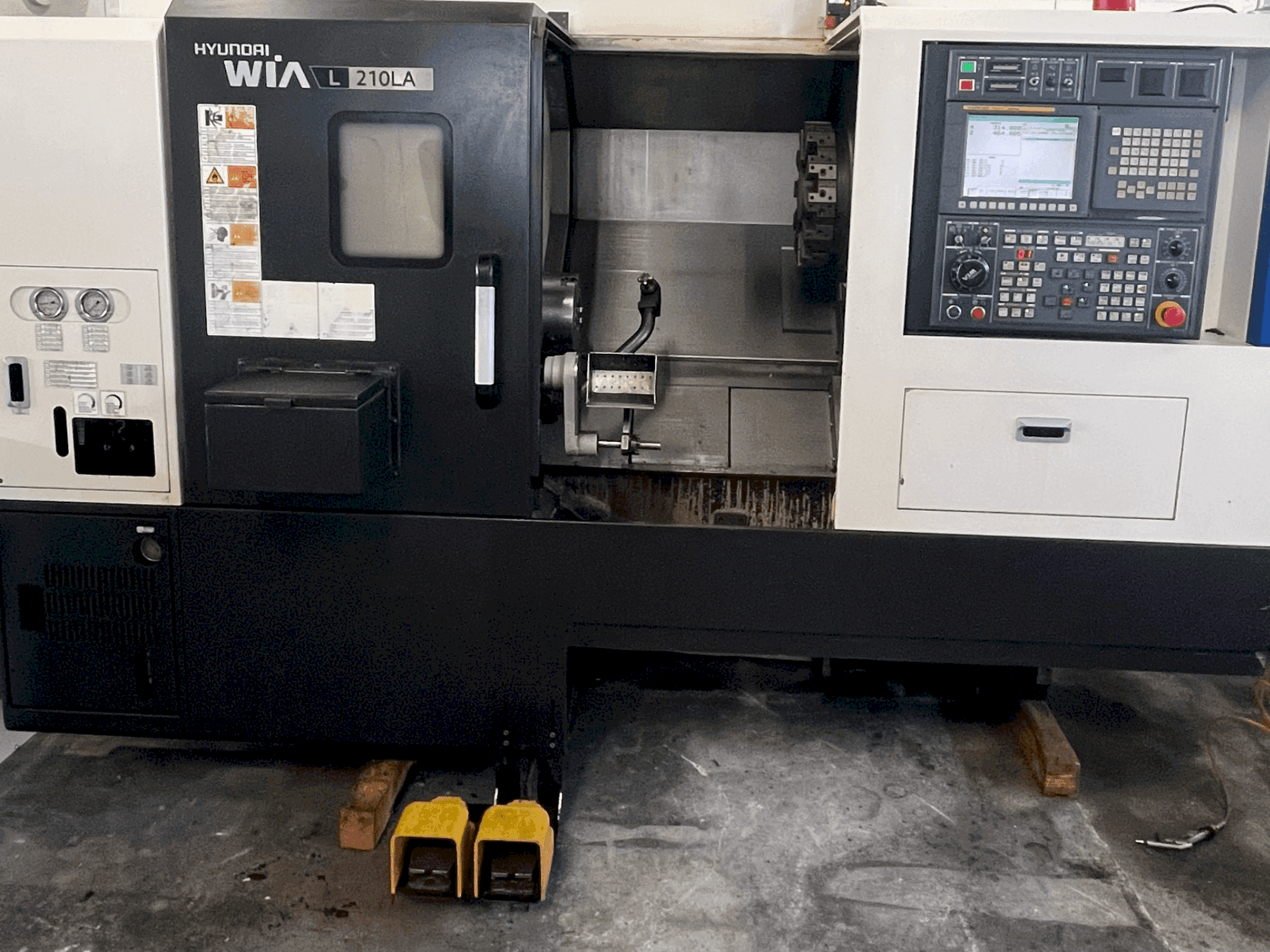 Front view of HYUNDAI KIA L 210LA  machine