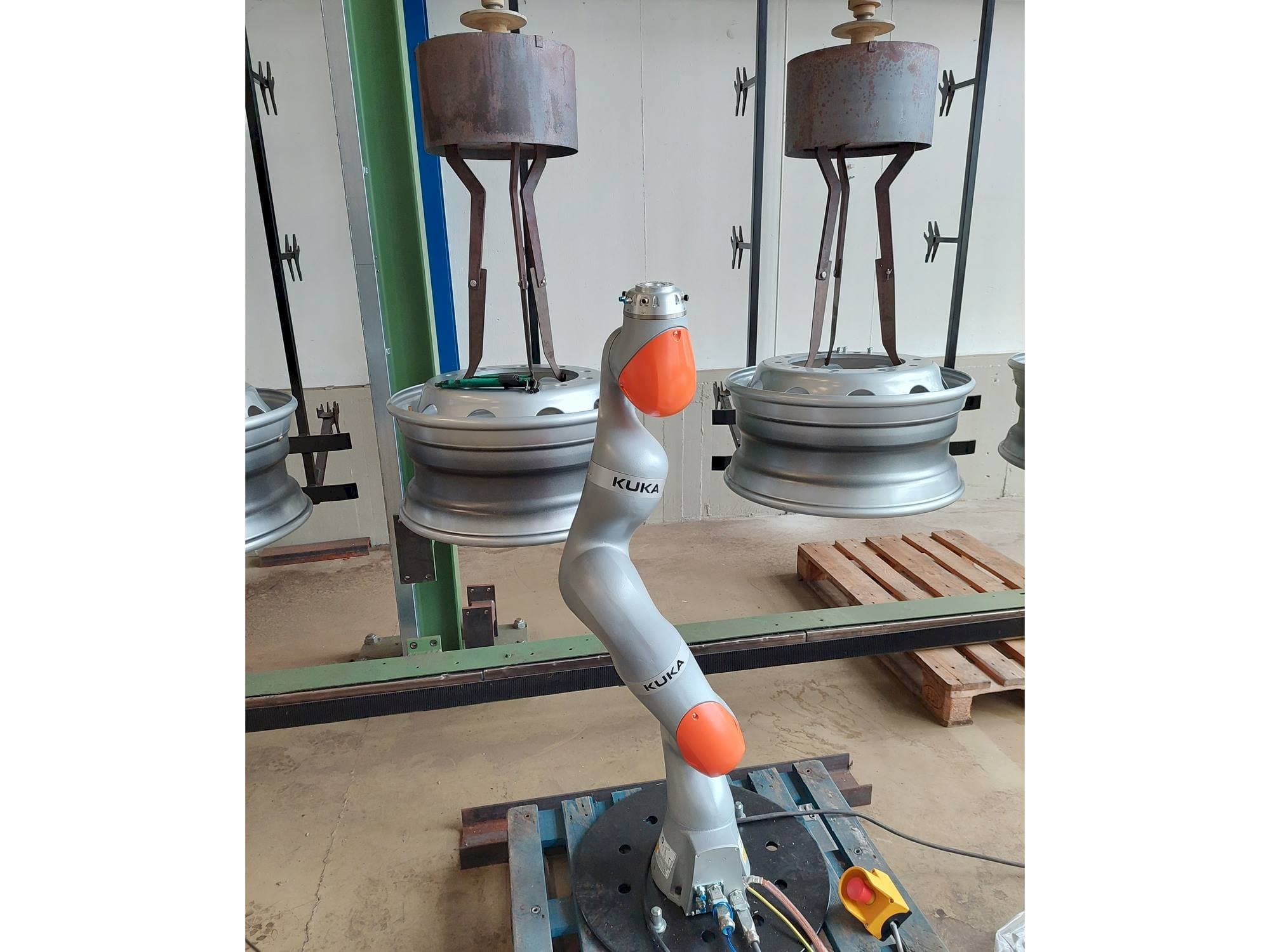 Front view of KUKA LBR iiwa 7  machine