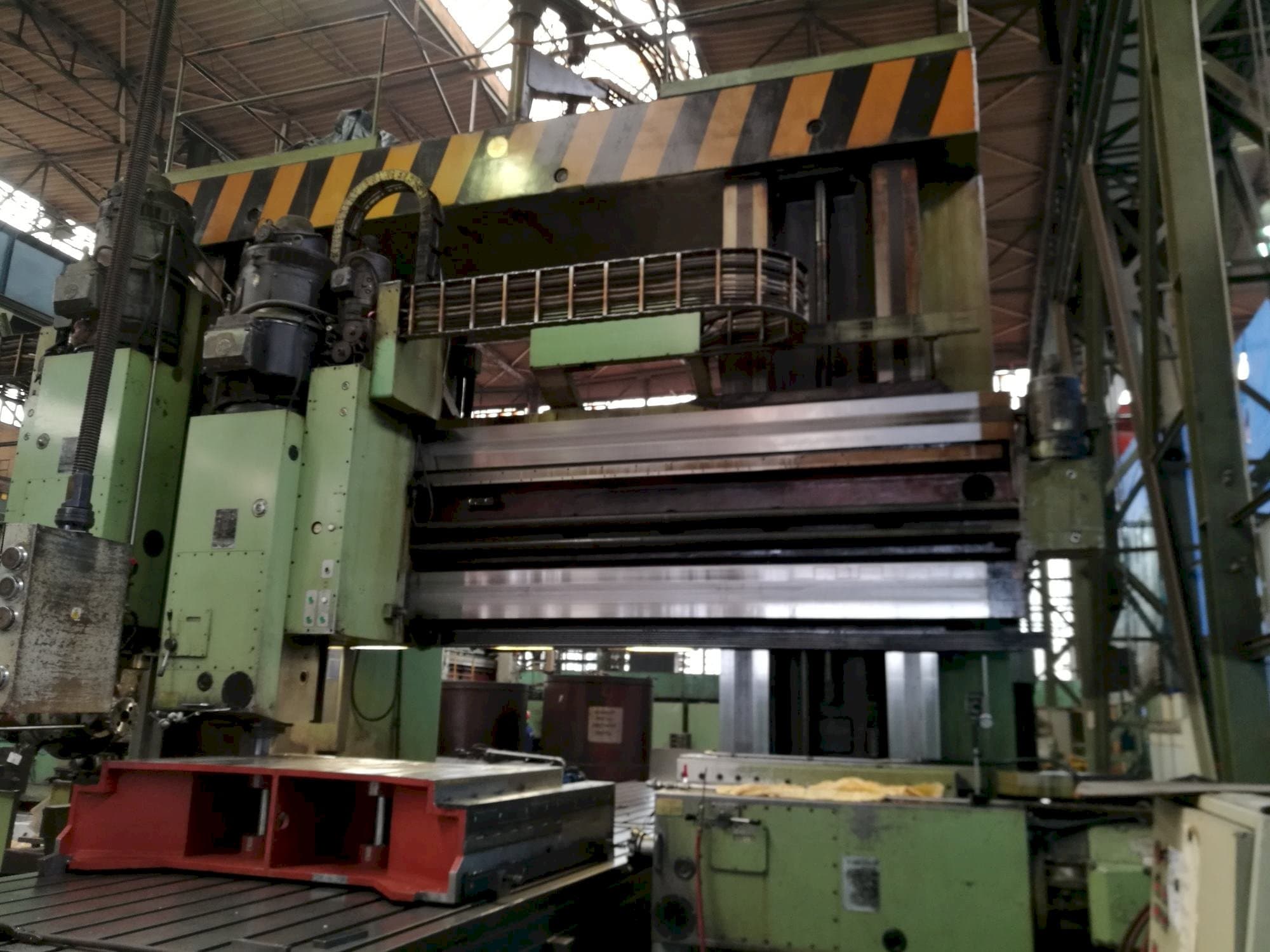 Front view of TOS FRV-D 20 x 40  machine