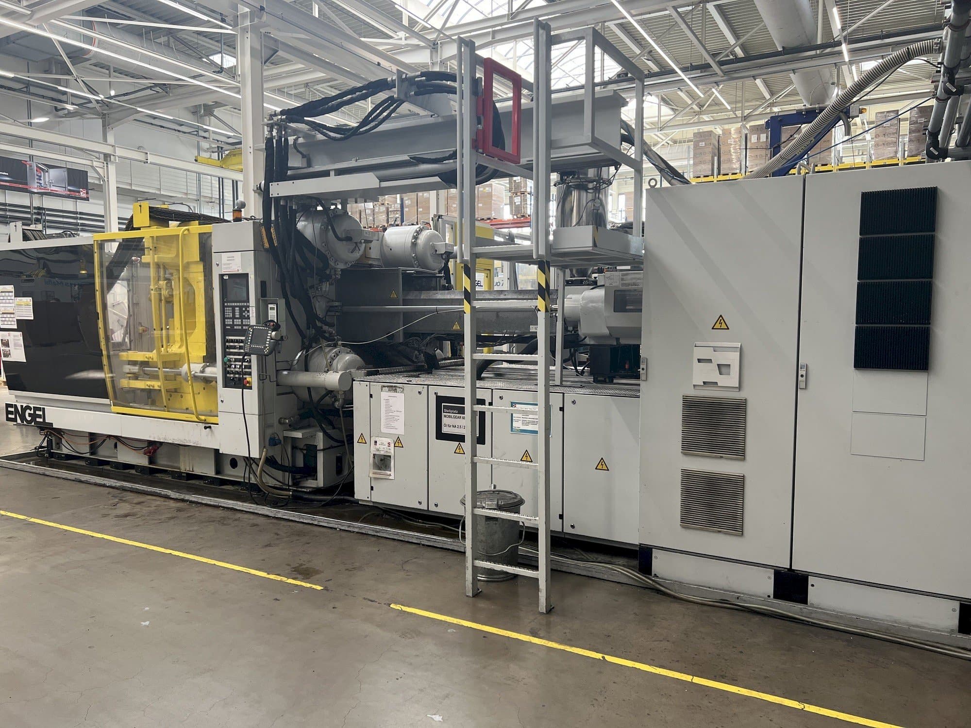 Front view of Engel Duo 4550/650  machine