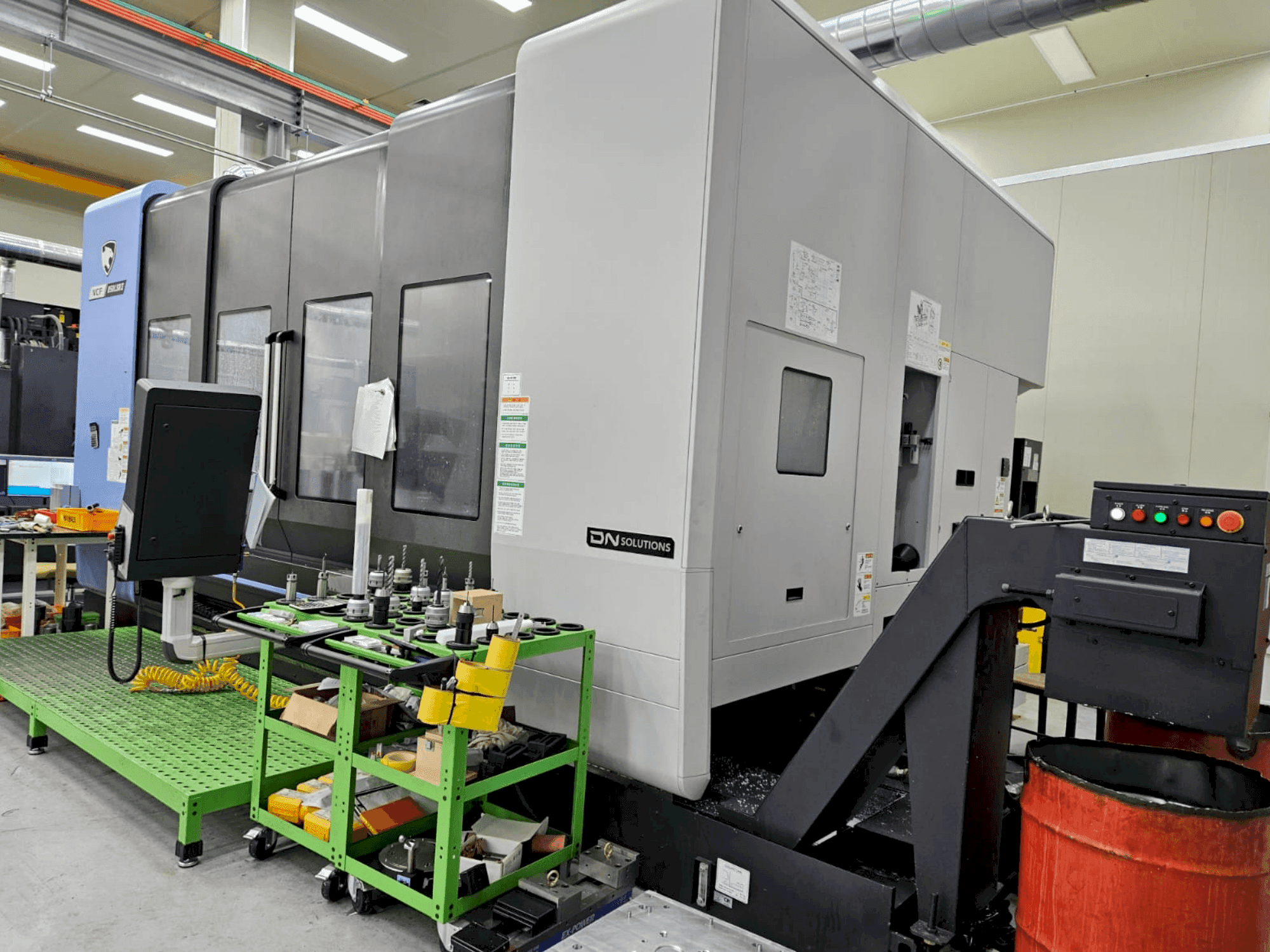 Front view of DN SOLUTIONS VCF 850LSRII  machine