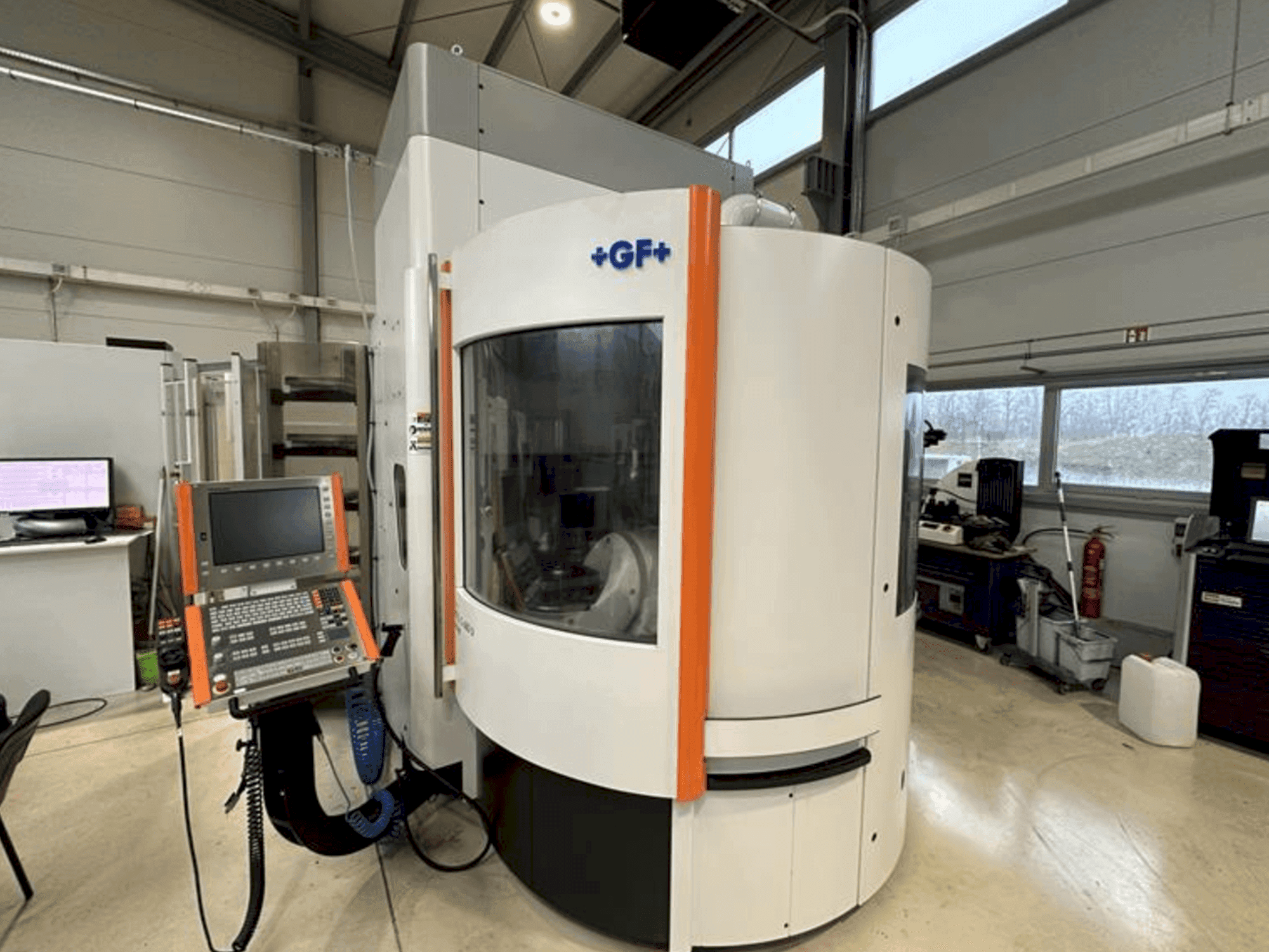 Front view of MIKRON Mill S 600 U  machine