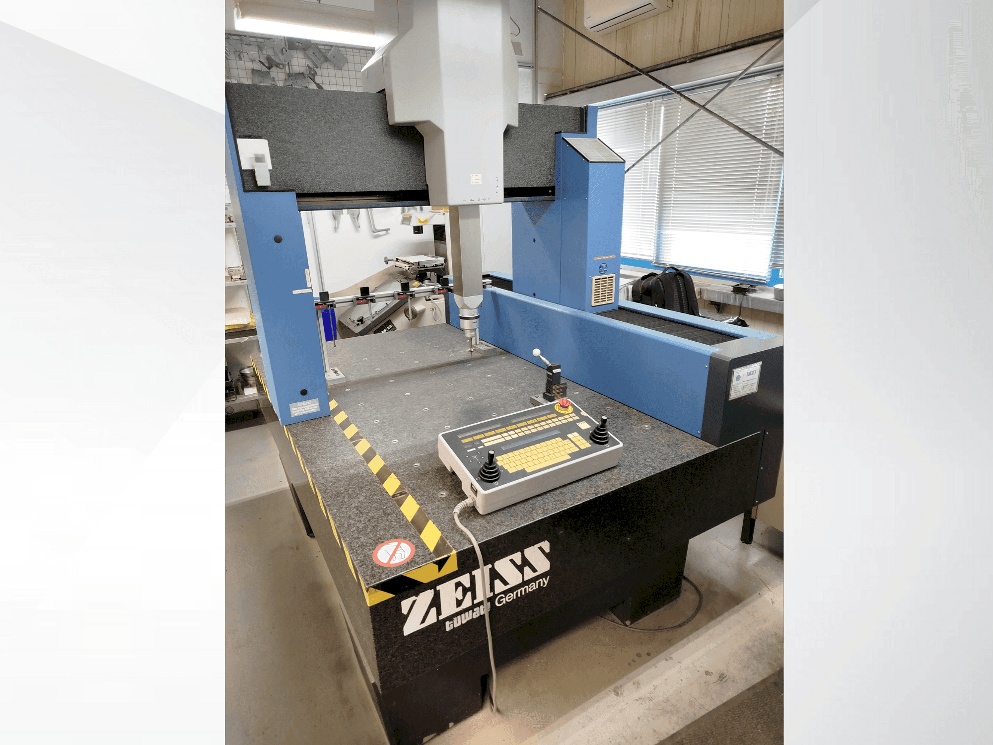 Front view of ZEISS Contura G2  machine