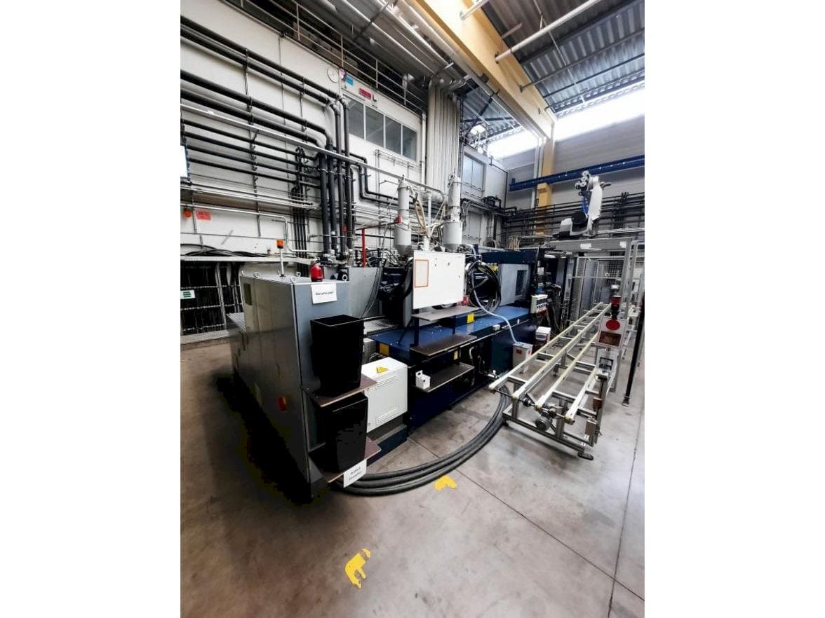 Front view of Battenfeld HM13000/9200/7700  machine