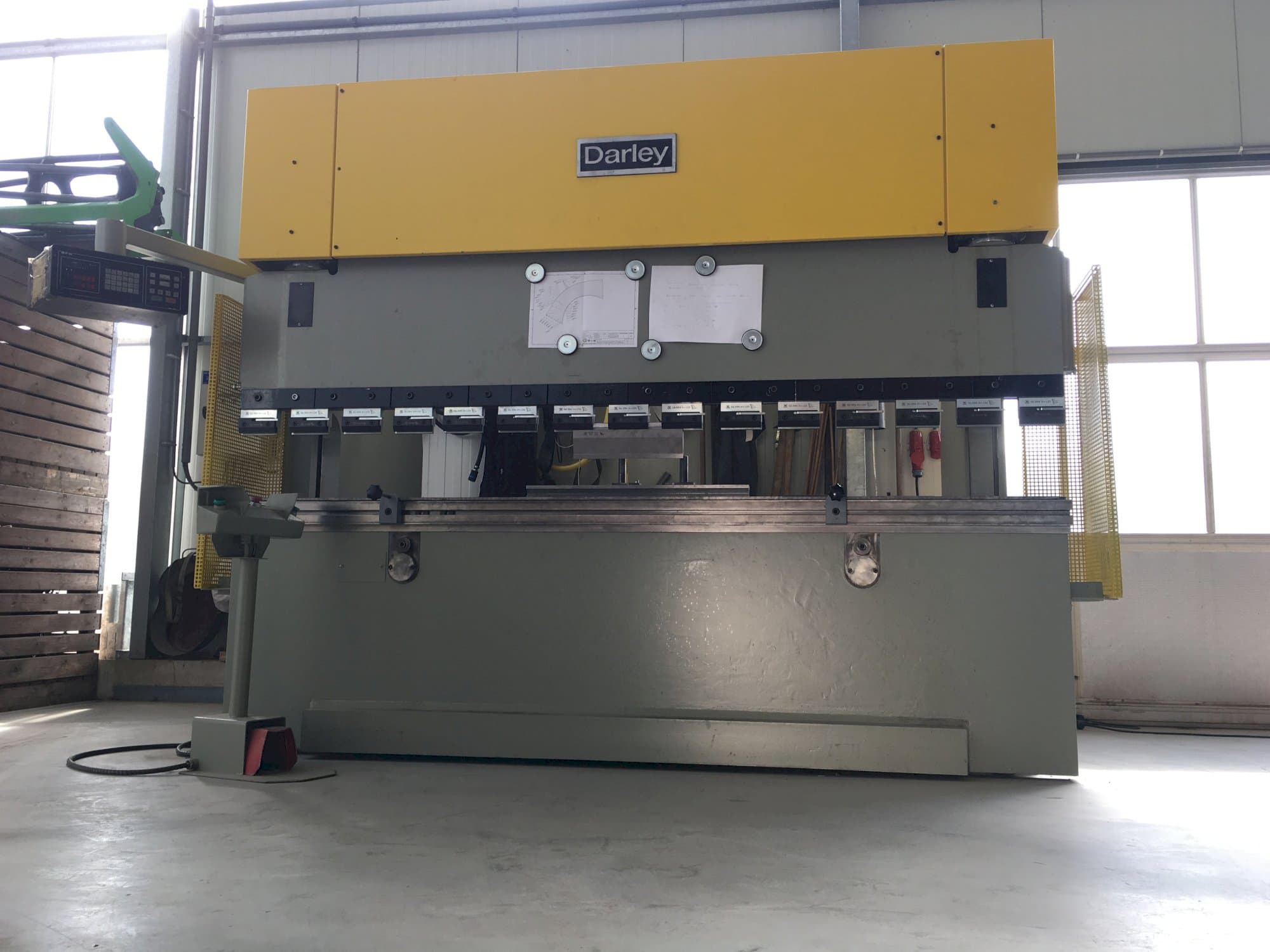 Front view of Darley EHP 150 31/25 Machine