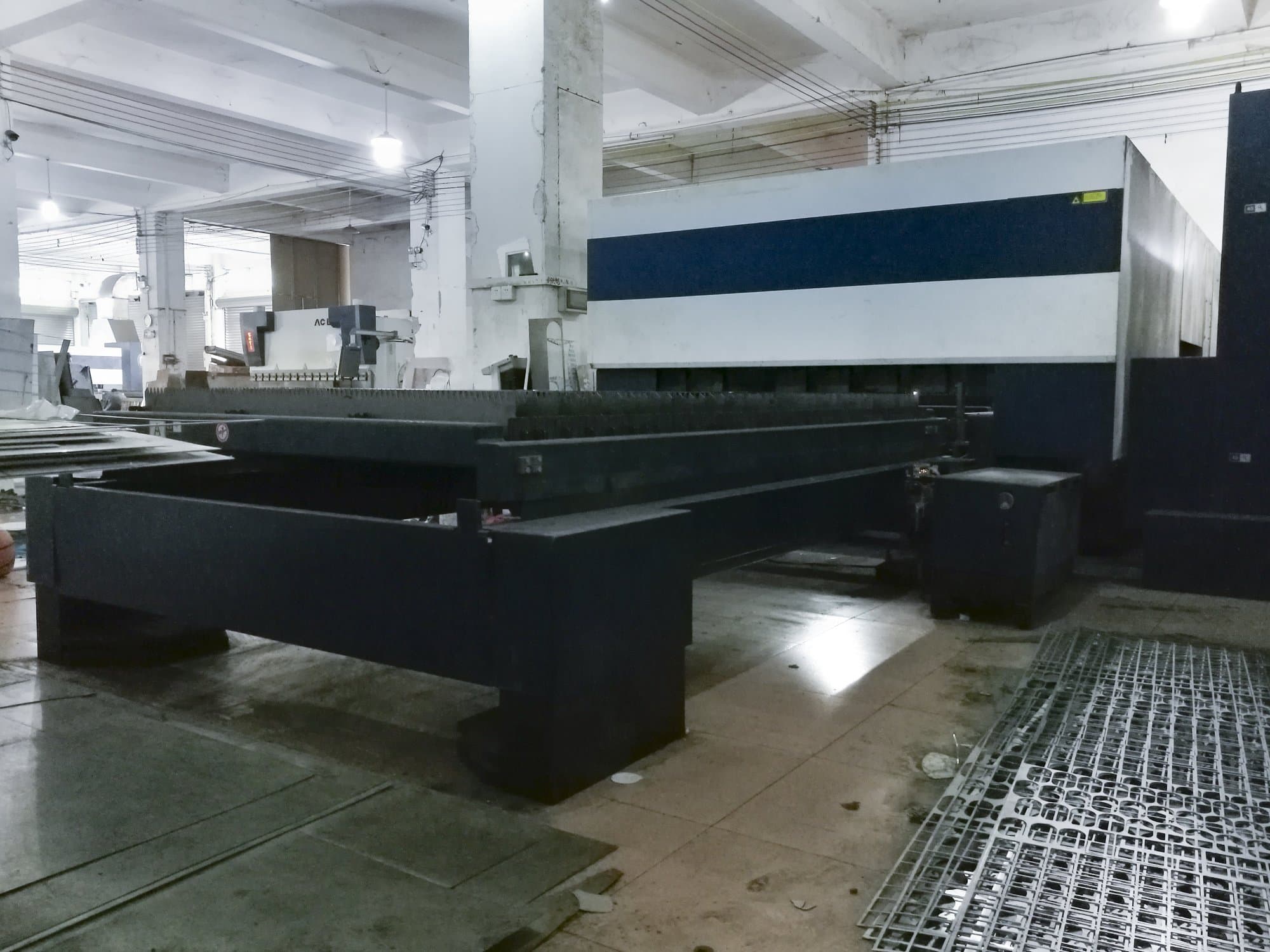 Right view 1 of Trumpf TruLaser 3030 machine