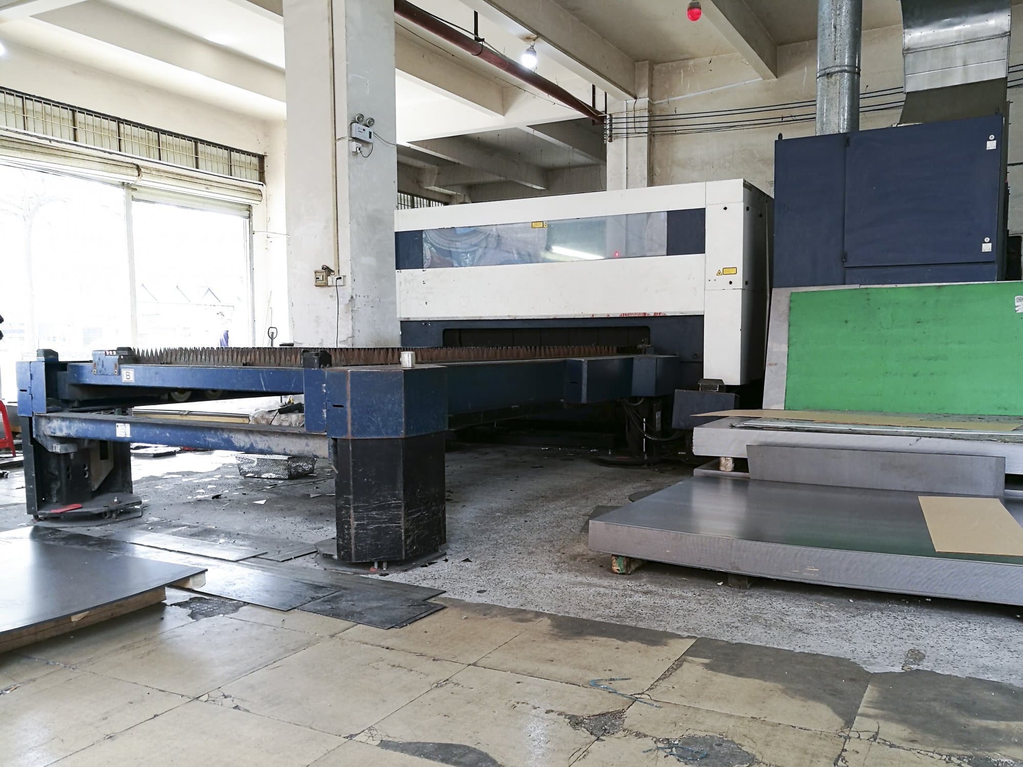 Right view 1 of Trumpf TruLaser 5030 machine