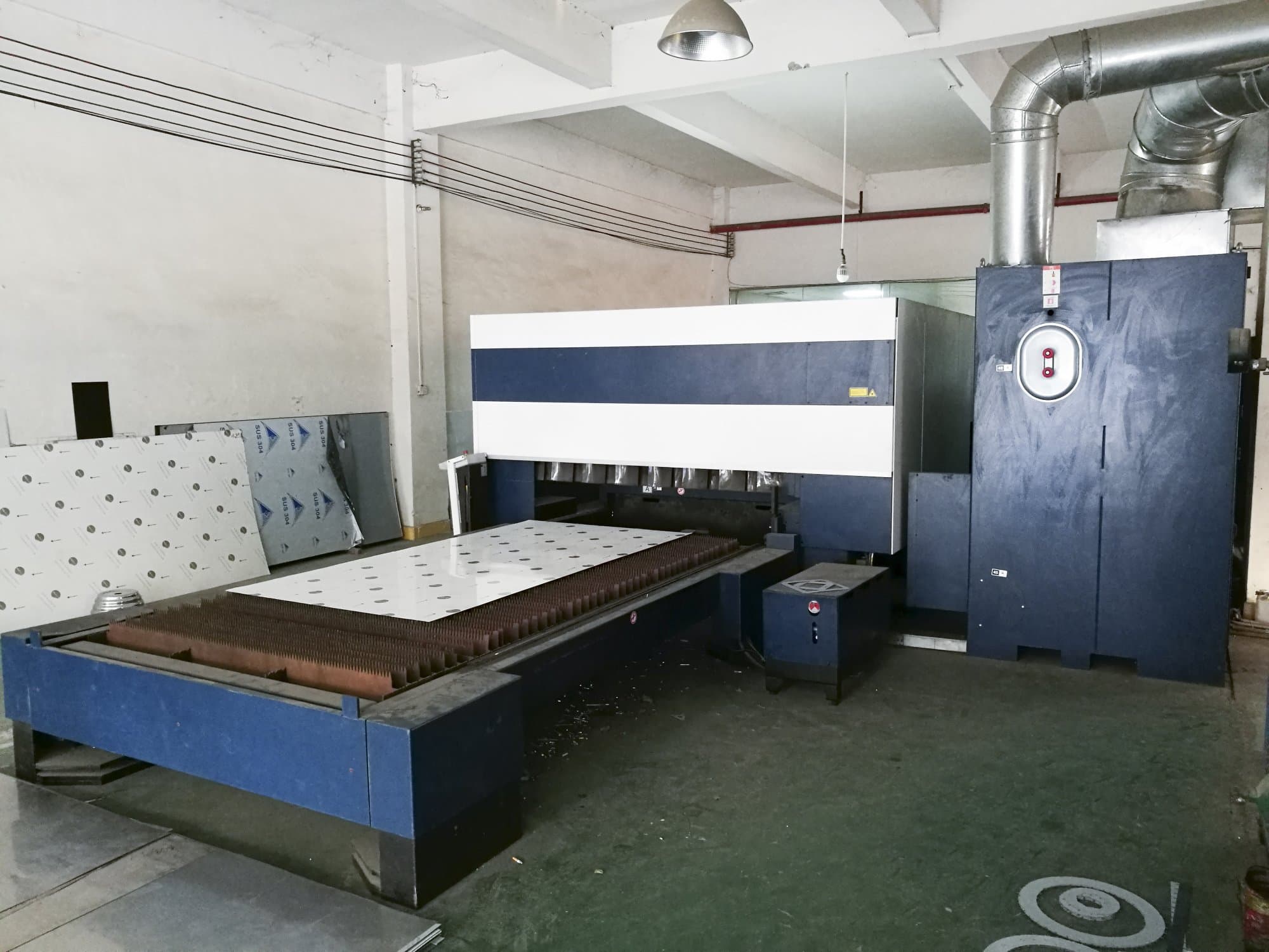 Right view 1 of Trumpf TruLaser 3030 machine