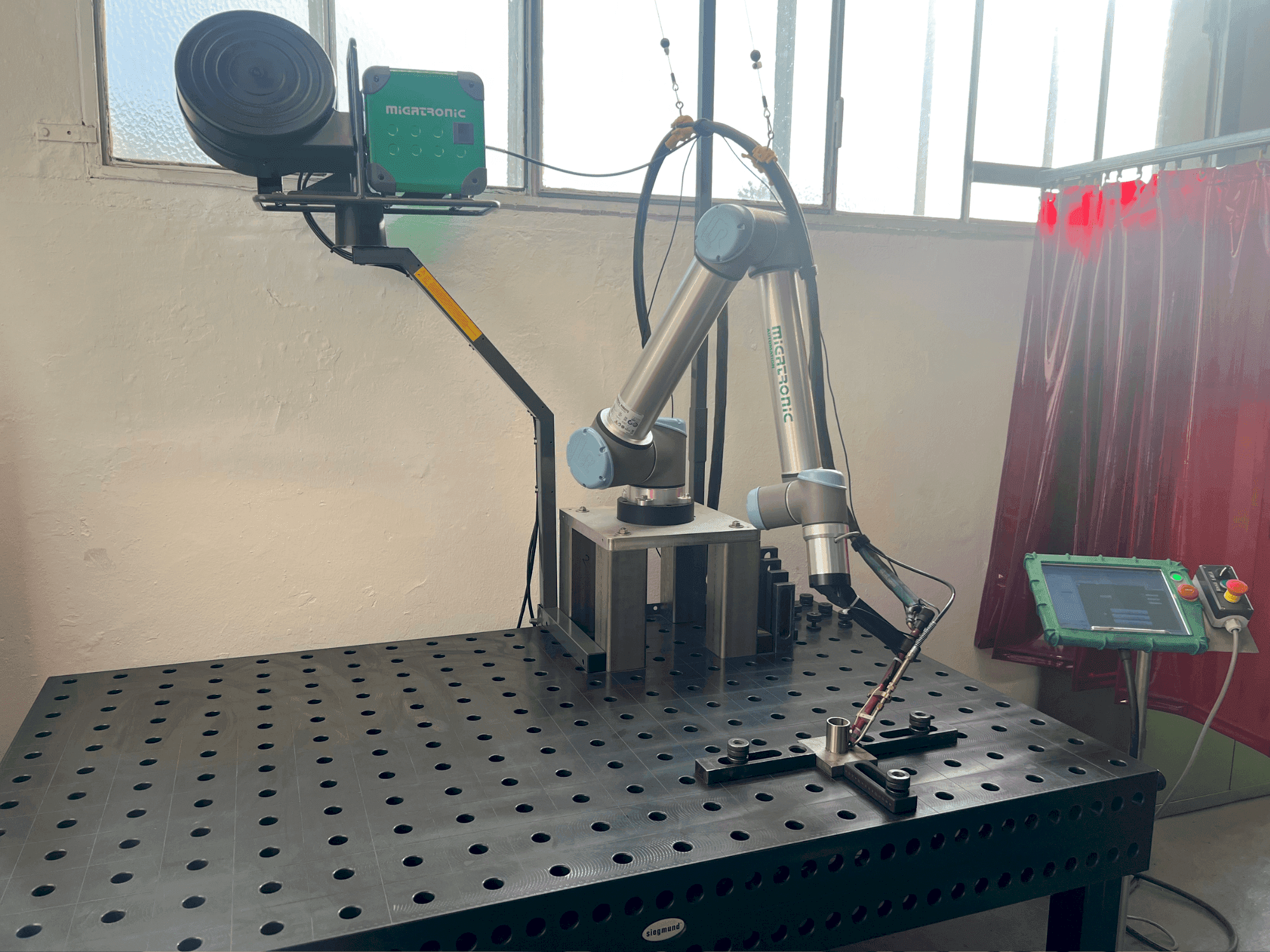 Front view of MIGATRONIC PI 350 AC/DC machine