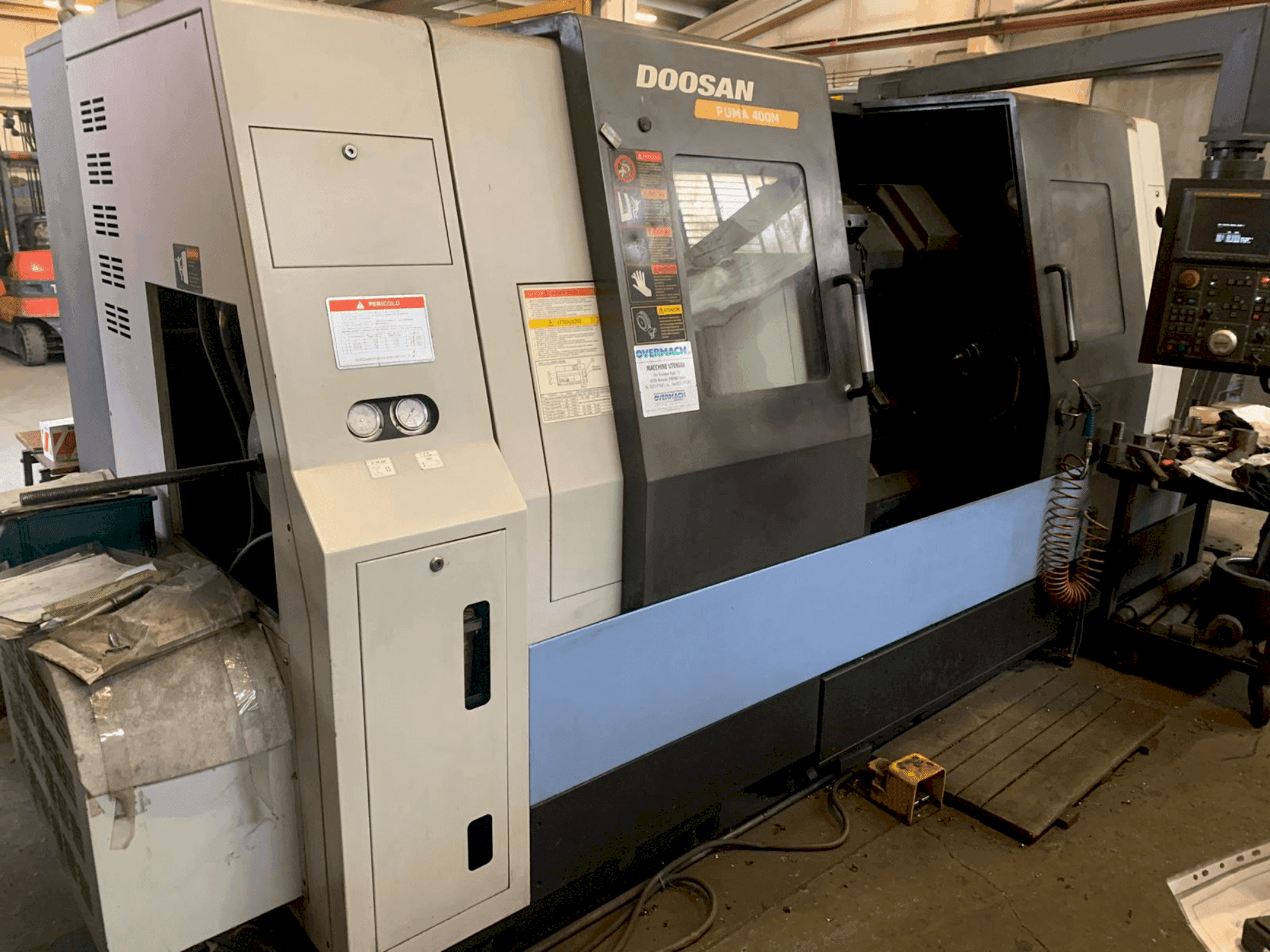 Front view of DOOSAN PUMA 400M machine
