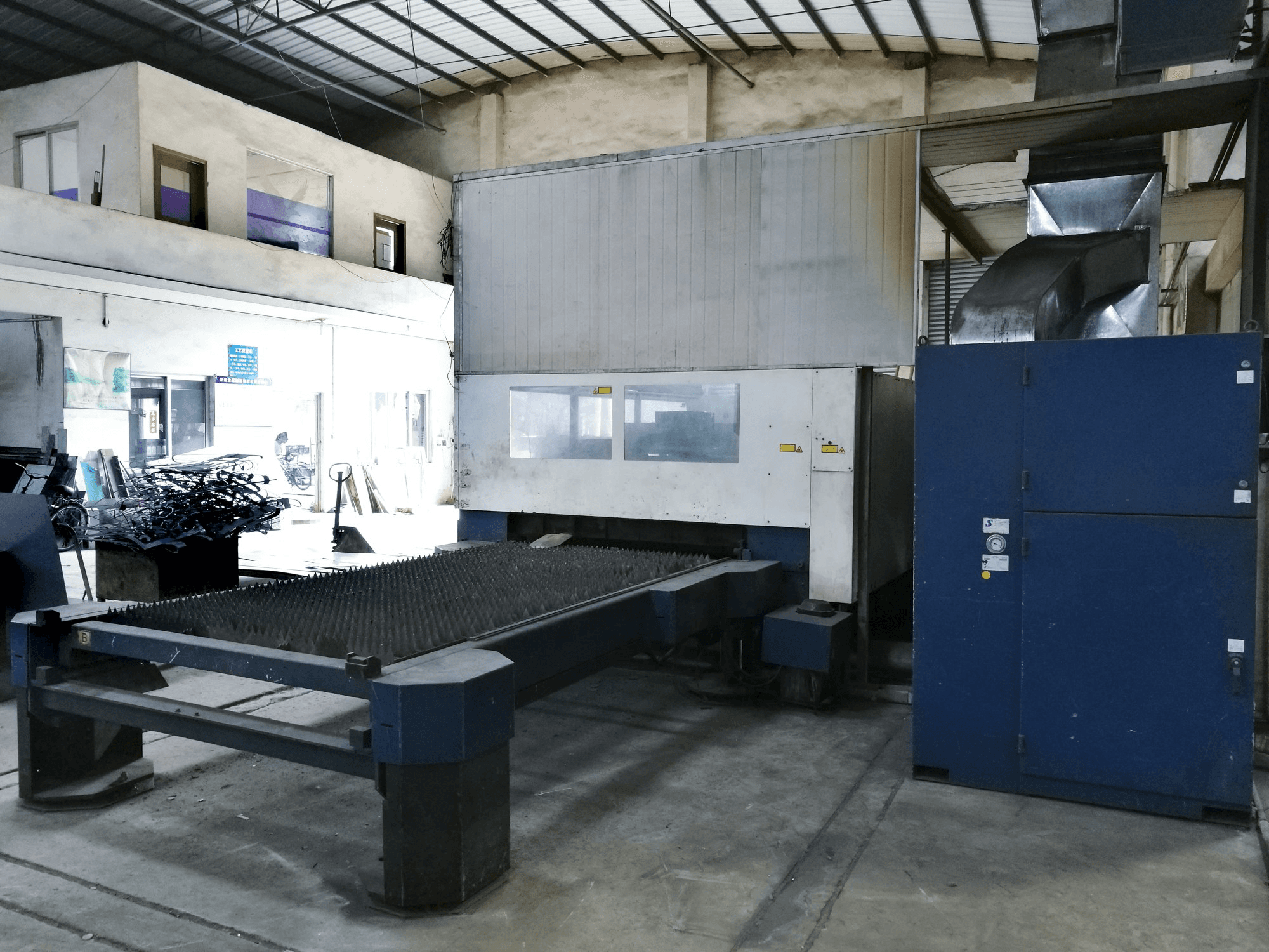 Right view 1 of Trumpf TruLaser L3030 machine