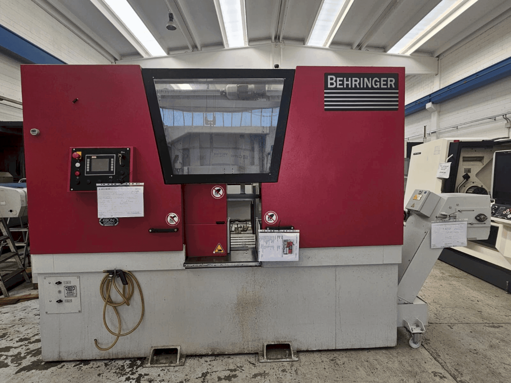 Front view of Behringer HBE 511 A machine