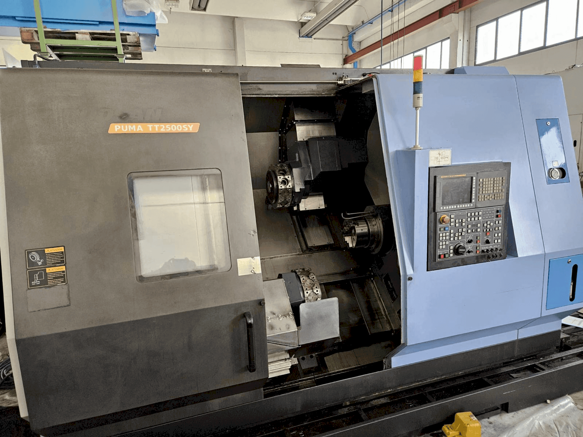 Front view of DOOSAN TT2500SY machine