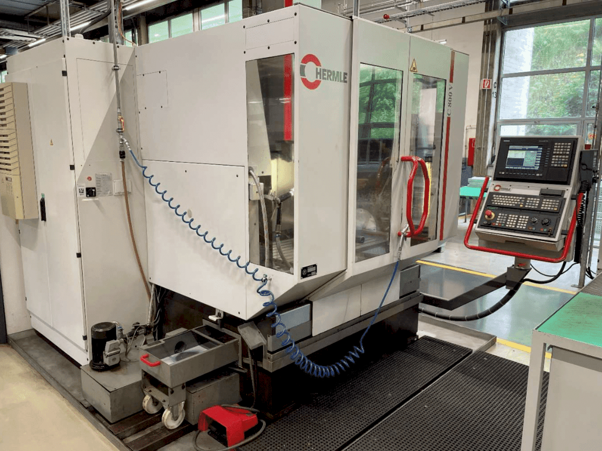 Front view of HERMLE C800V machine