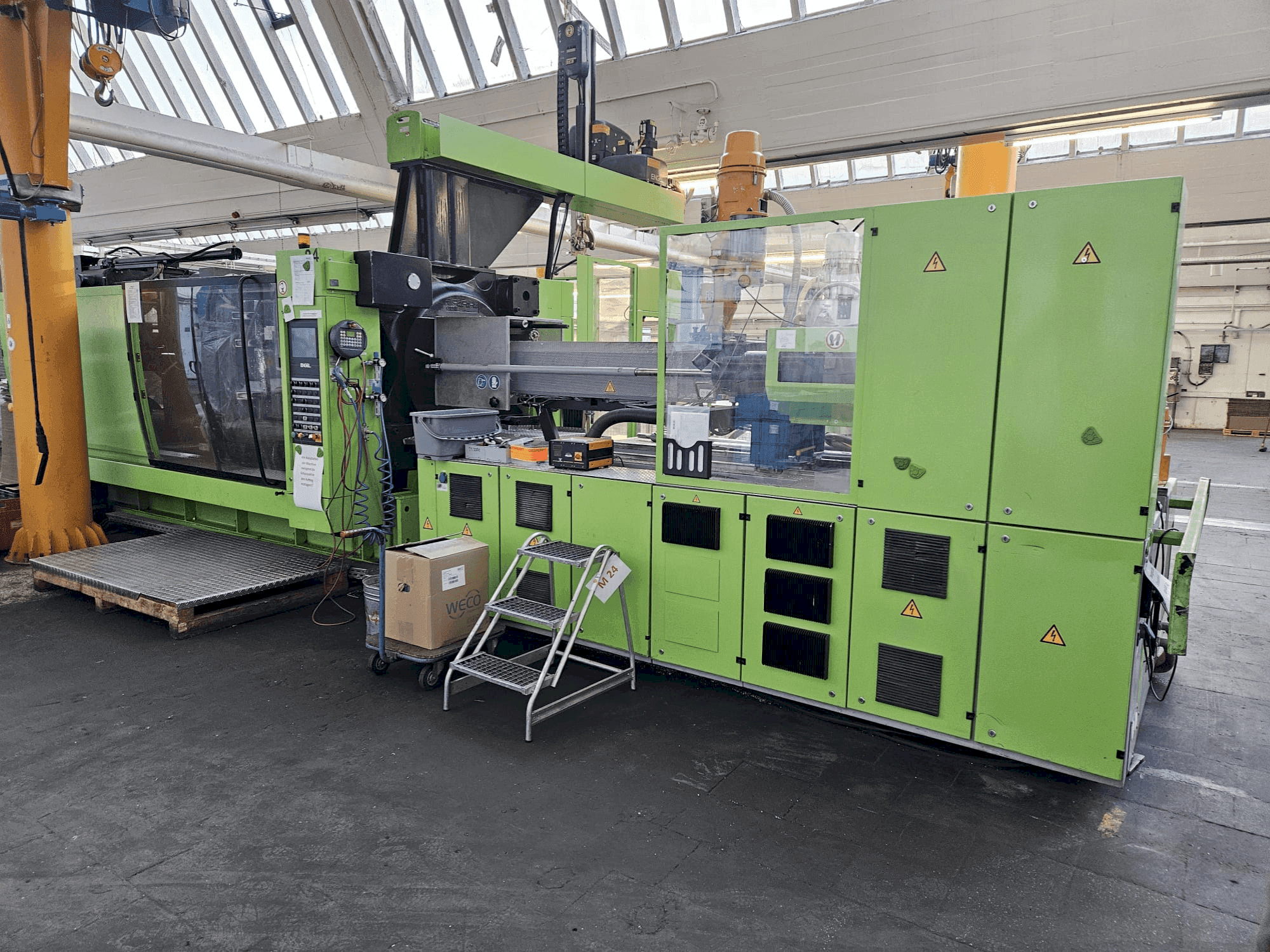 Front view of Engel CL 4550/750 machine