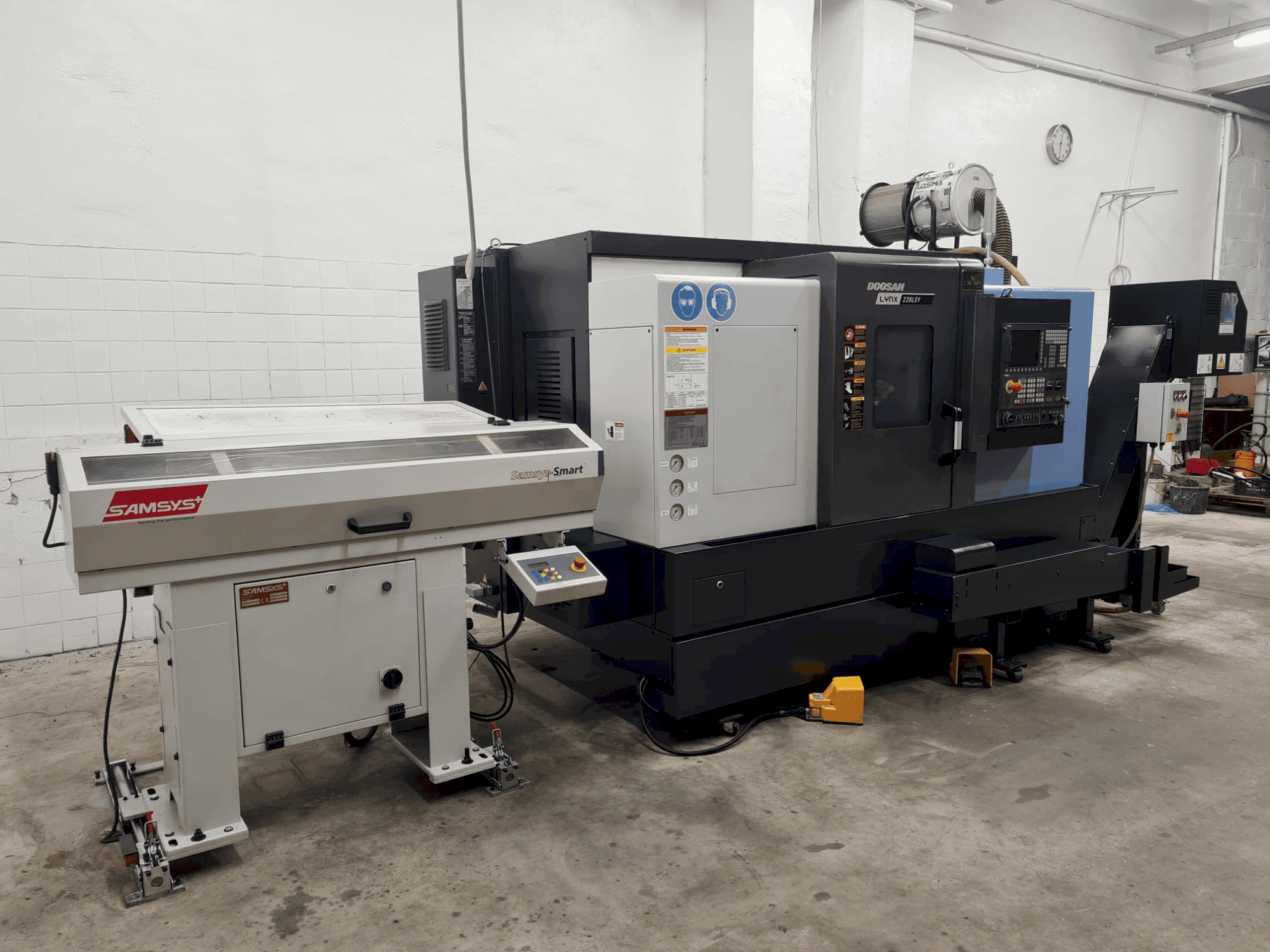 Front view of DOOSAN LYNX 220 LSYC machine