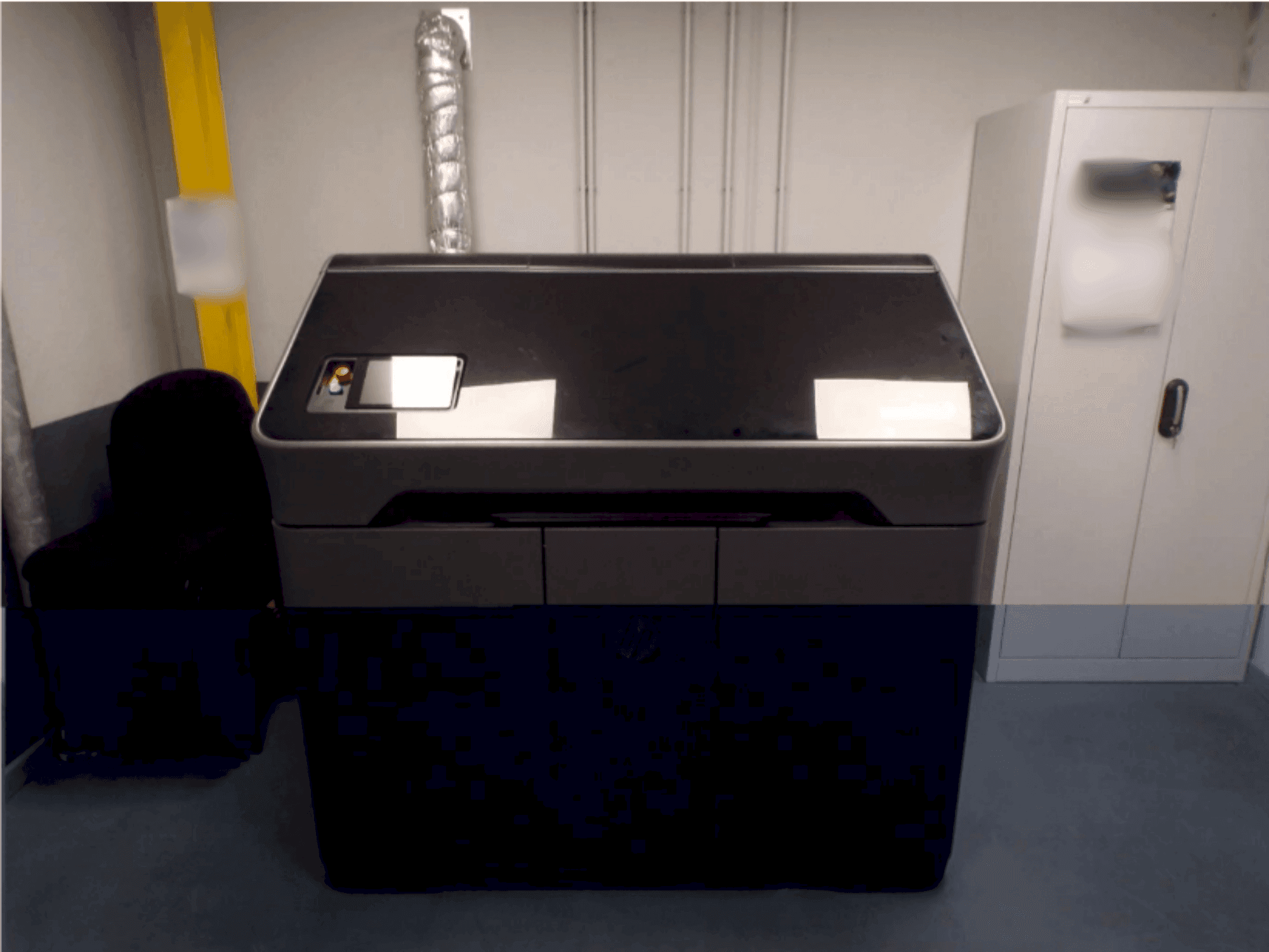 Front view of HP Jet Fusion MJF 580 color machine