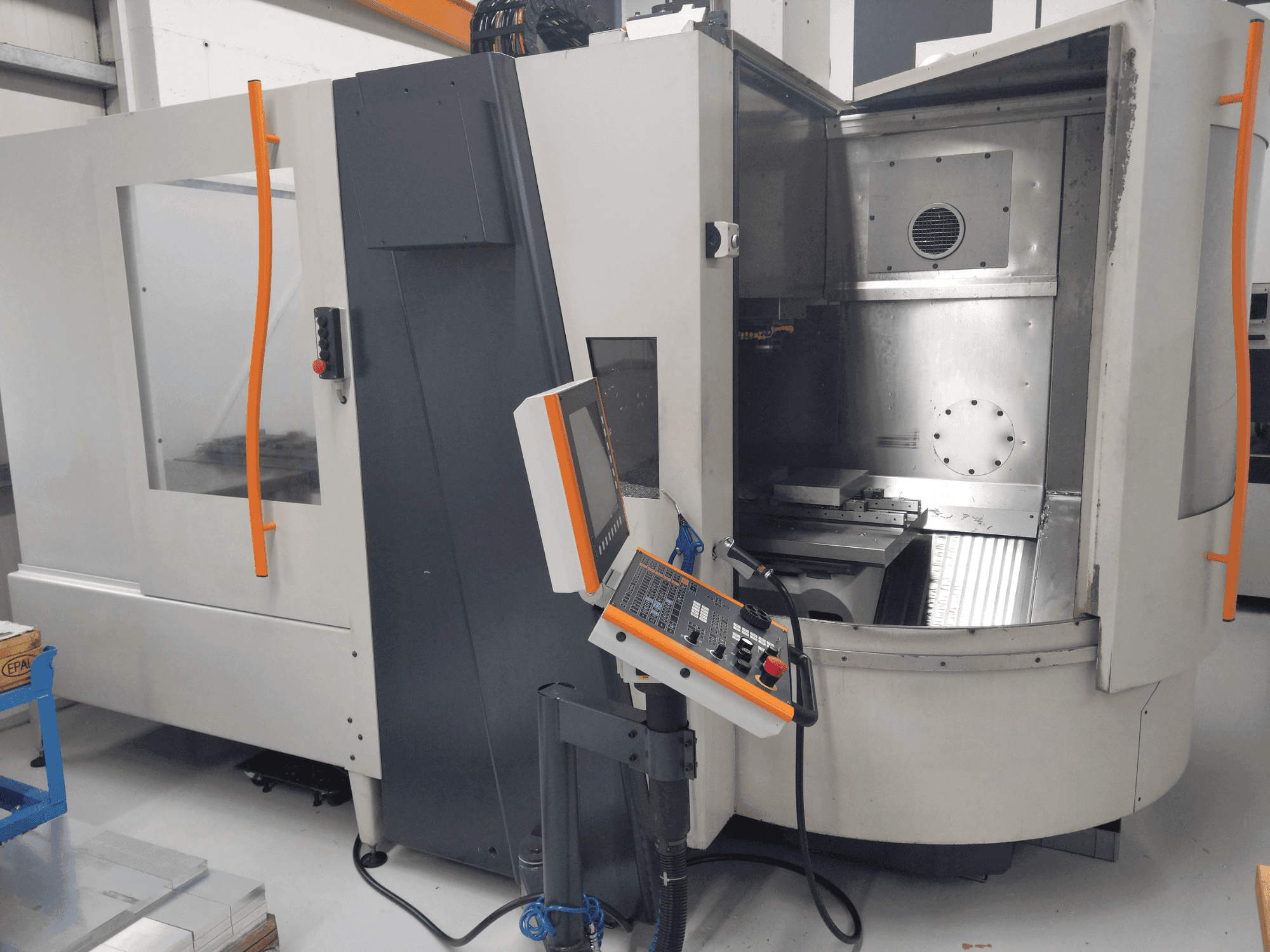 Front view of MIKRON HSM 800 machine