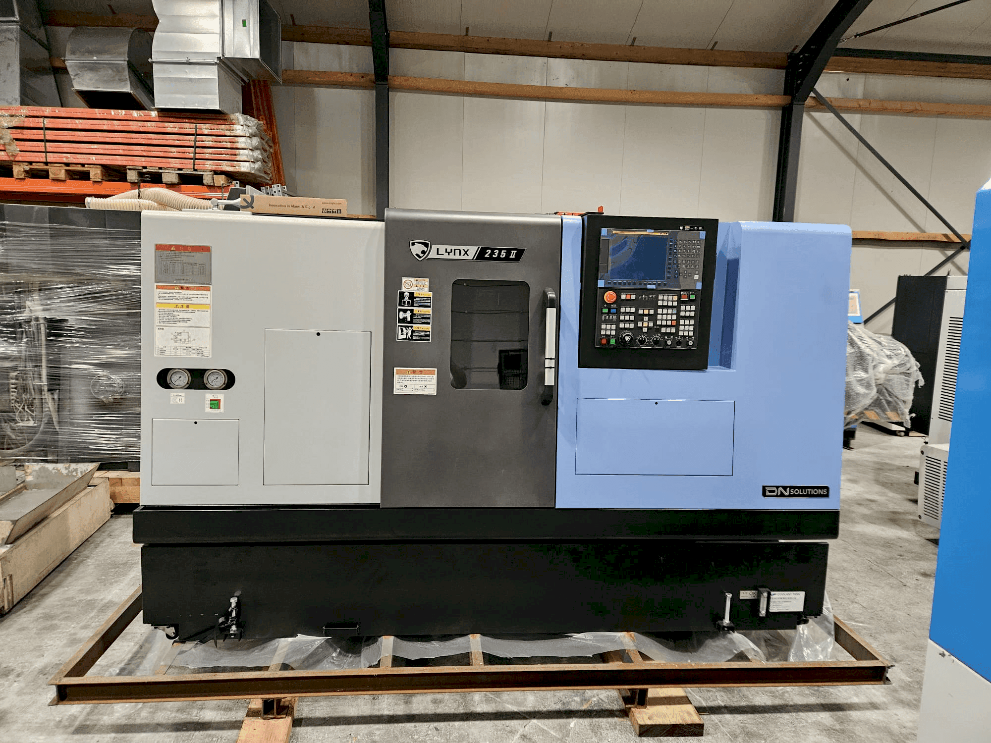 Front view of DOOSAN Lynx 235II machine