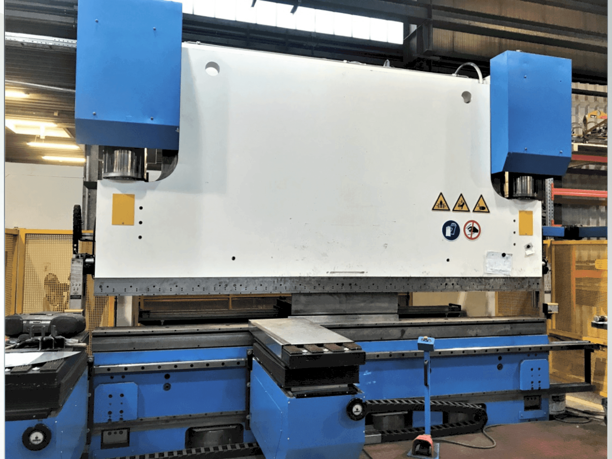 Front view of Bystronic Beyeler PR 500x1400 machine