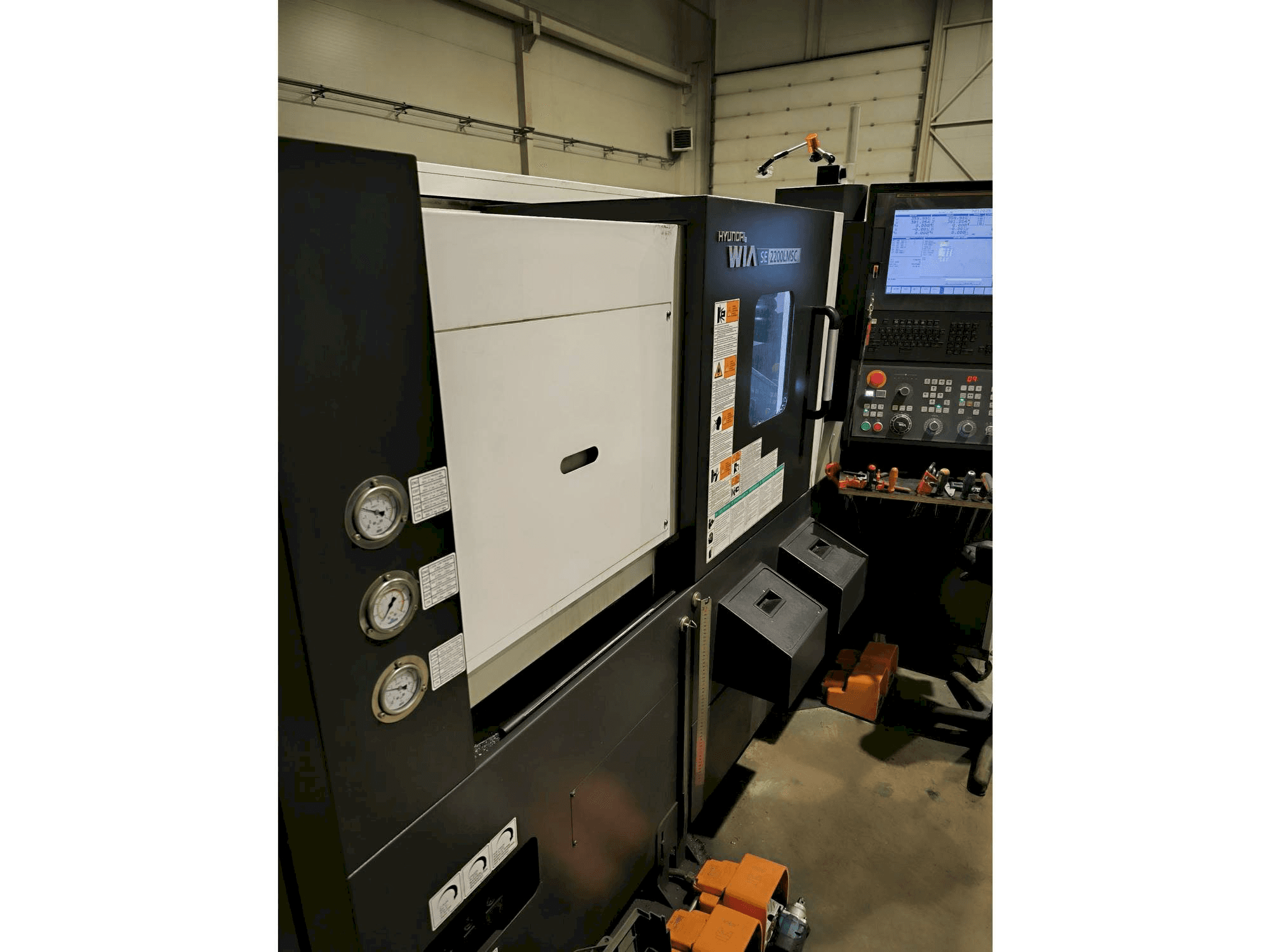 Front view of Hyundai Wia SE2200LMSC machine