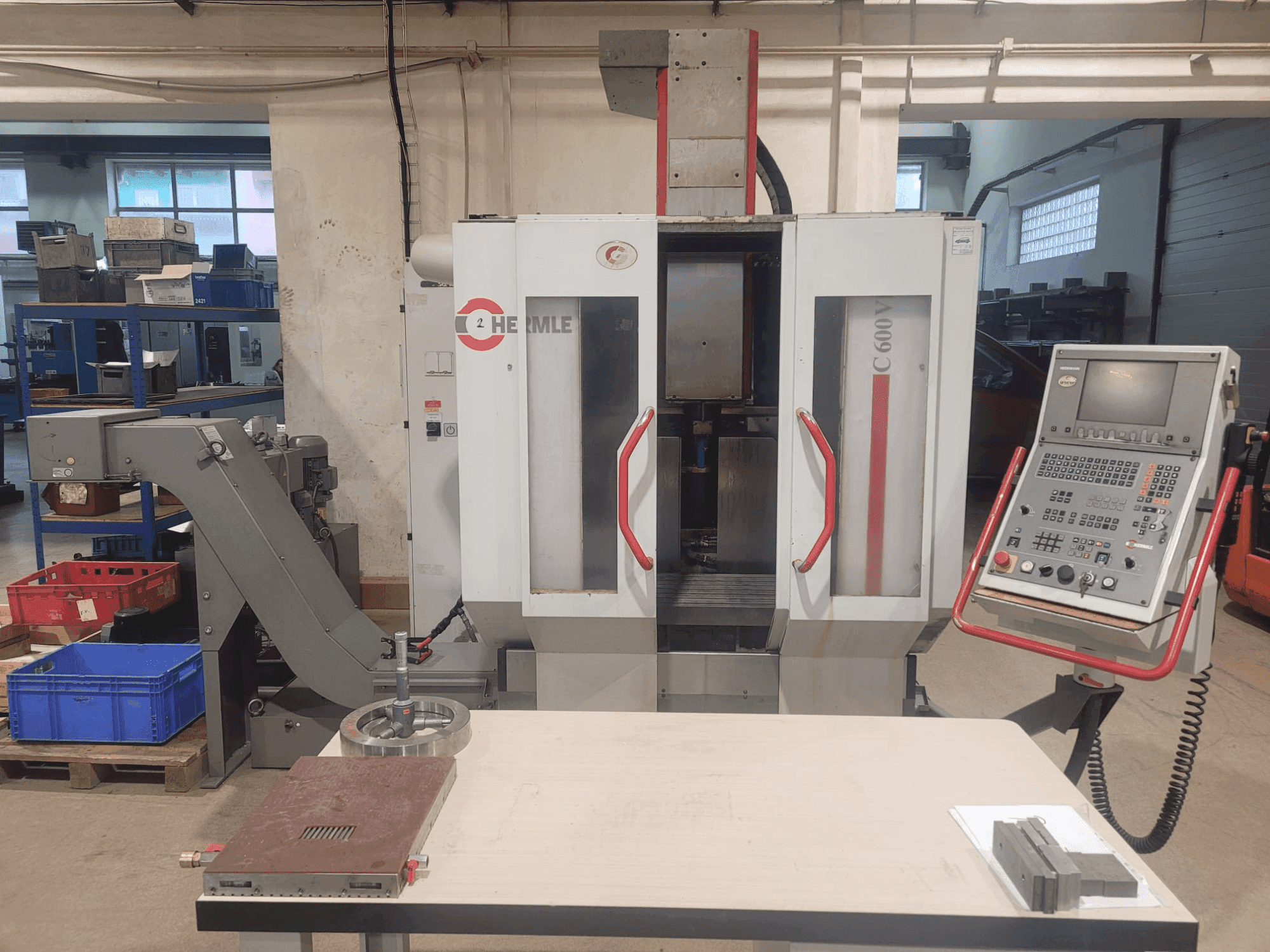 Front view of HERMLE C 600 V machine